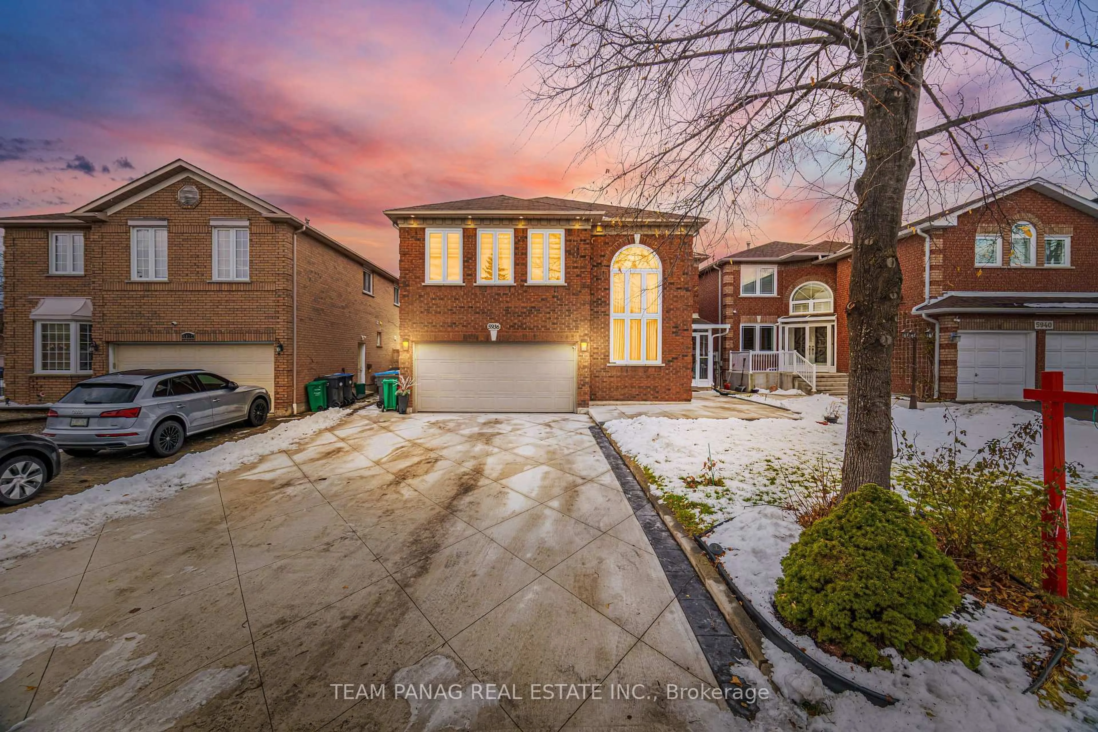 A pic from outside/outdoor area/front of a property/back of a property/a pic from drone, street for 5936 Aquarius Crt, Mississauga Ontario L5M 4Z6