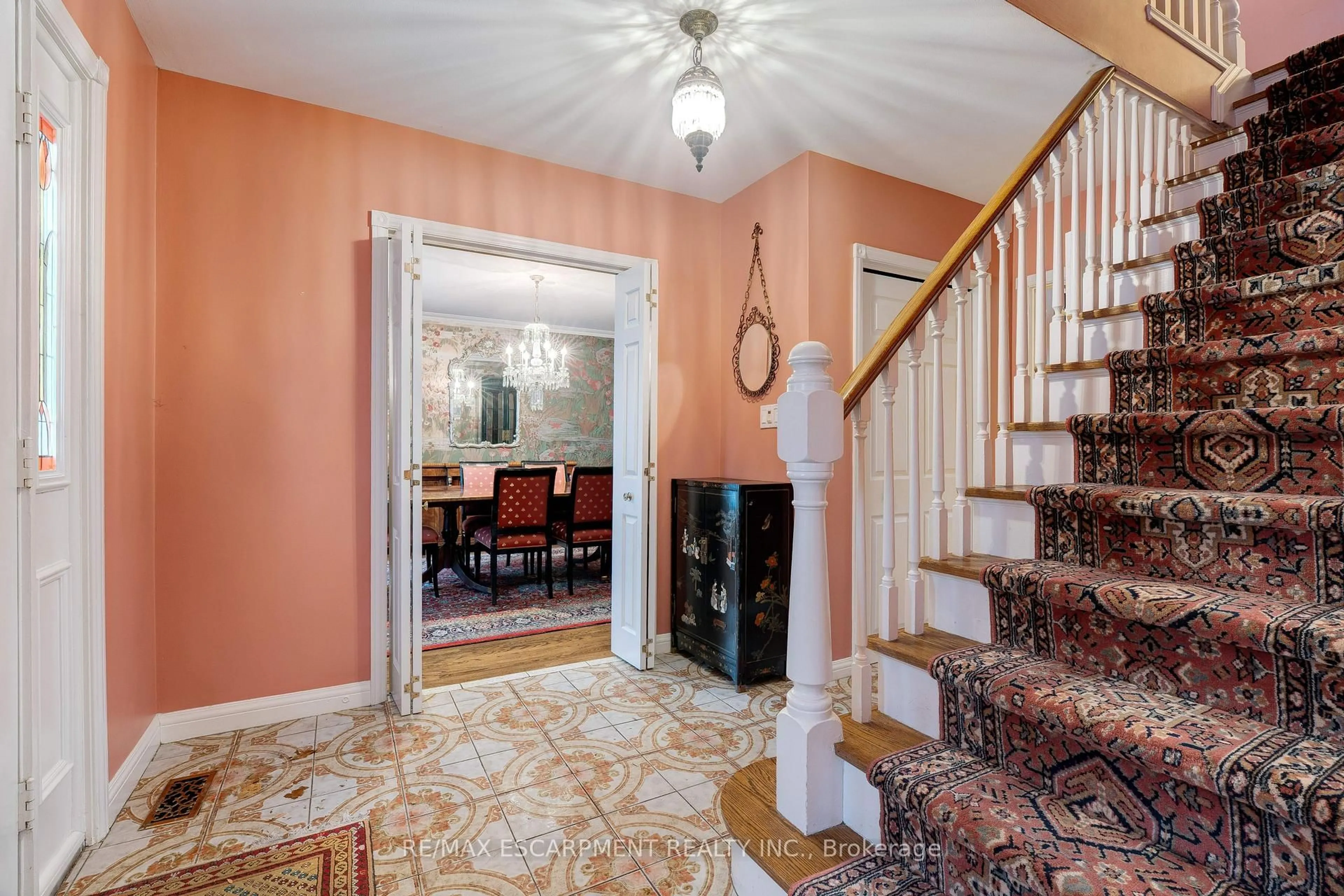 Indoor foyer for 238 Penn Dr, Burlington Ontario L7N 2B8