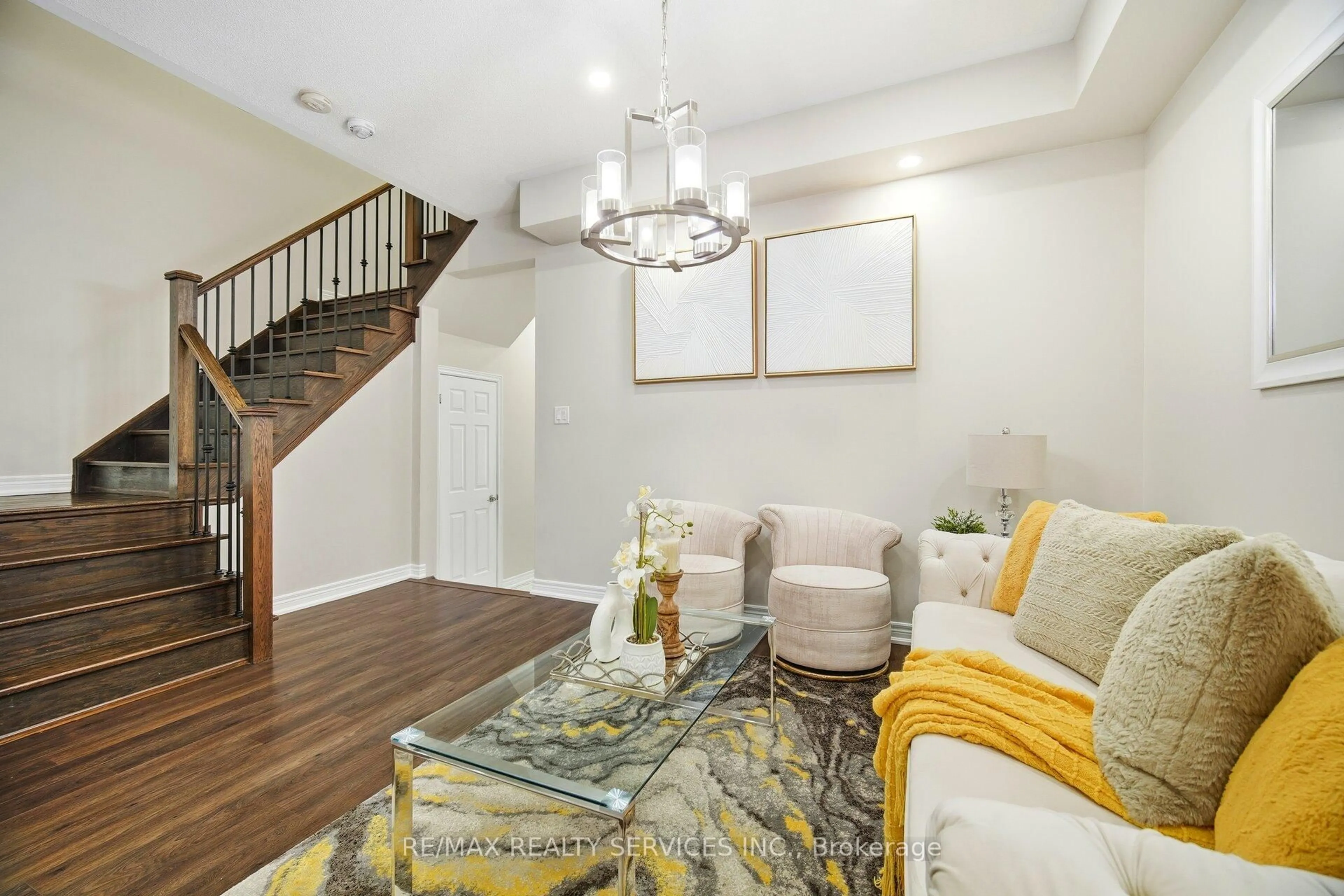 Living room with furniture, unknown for 40 Abigail Cres, Caledon Ontario L7C 4C7