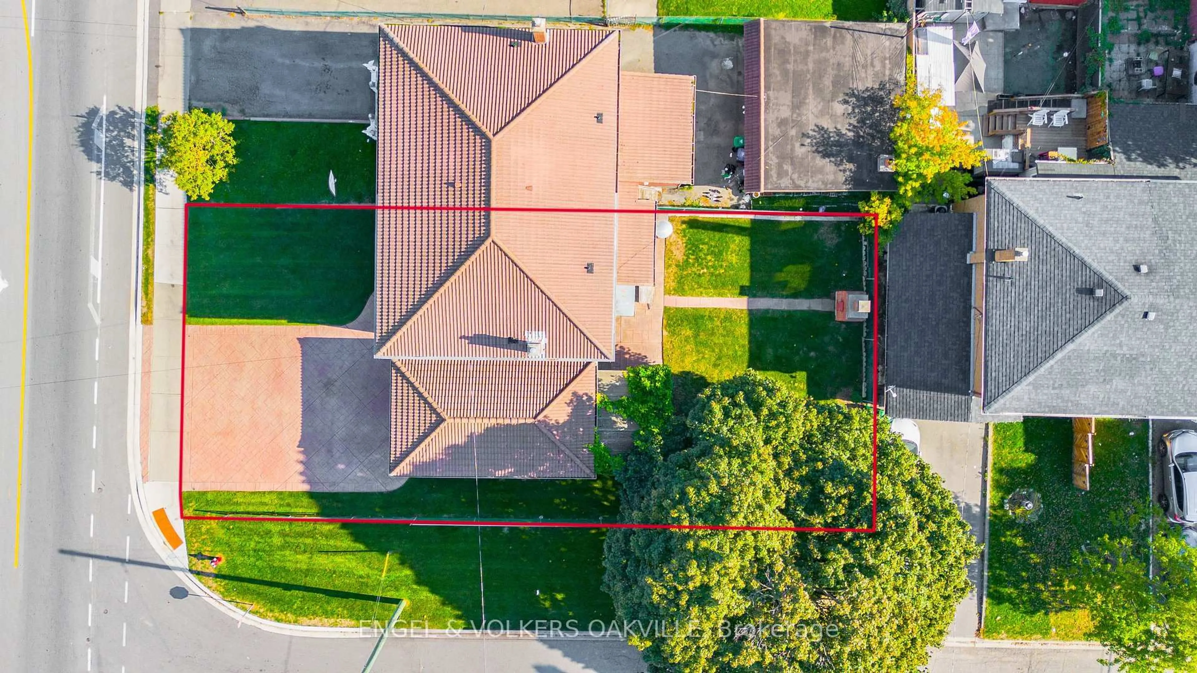 A pic from outside/outdoor area/front of a property/back of a property/a pic from drone, street for 183 Vodden St, Brampton Ontario L6V 1M9
