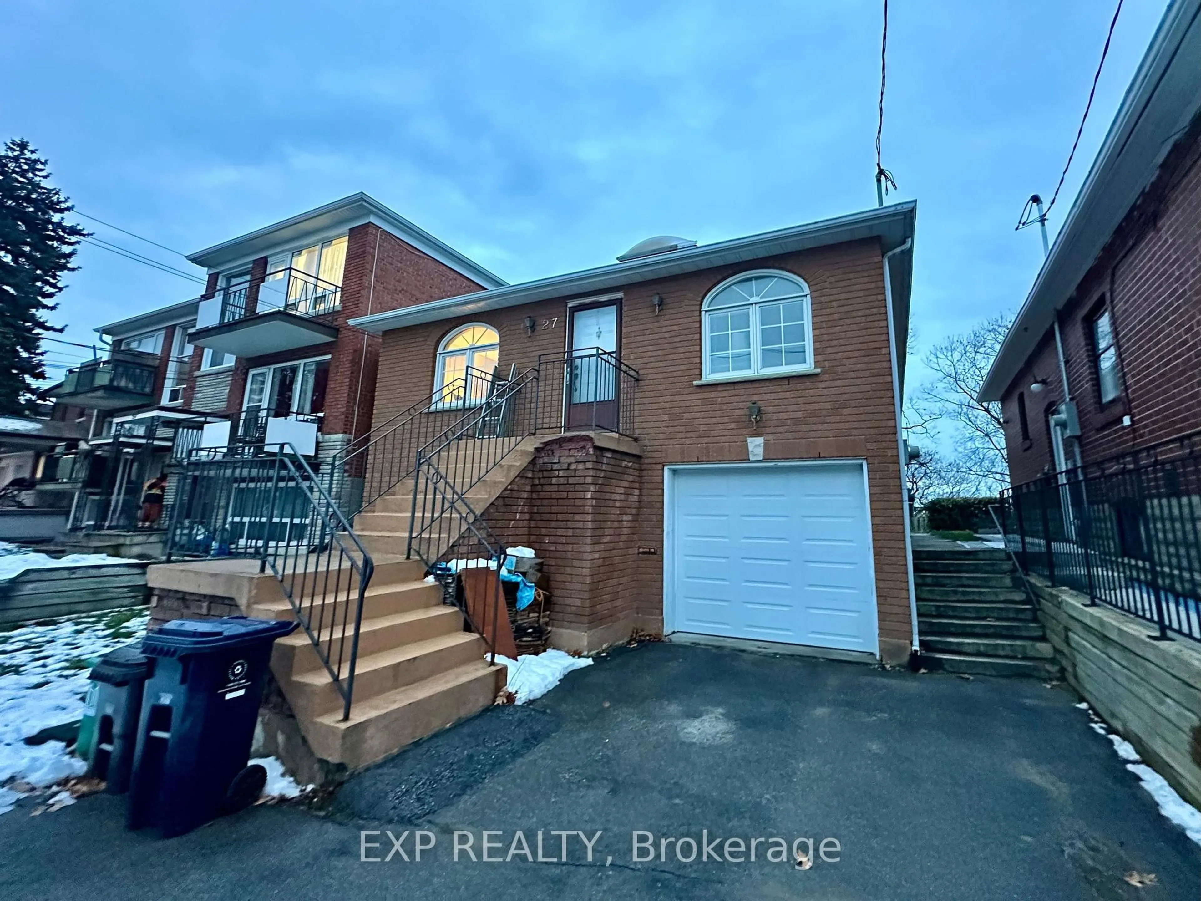 A pic from outside/outdoor area/front of a property/back of a property/a pic from drone, street for 27 Venn Cres, Toronto Ontario M6M 1S5