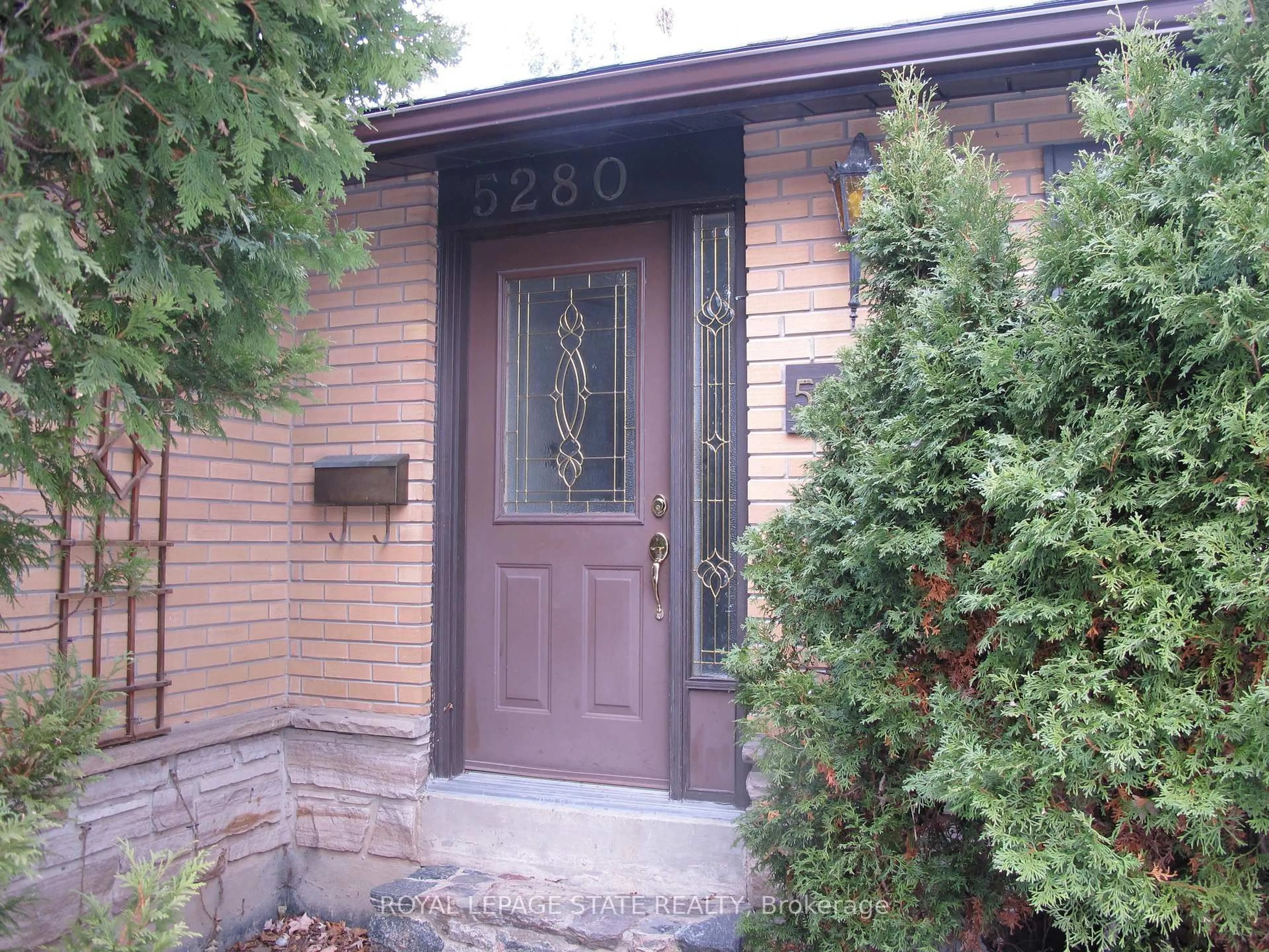 Indoor entryway for 5280 Woodhaven Dr, Burlington Ontario L7L 3T4