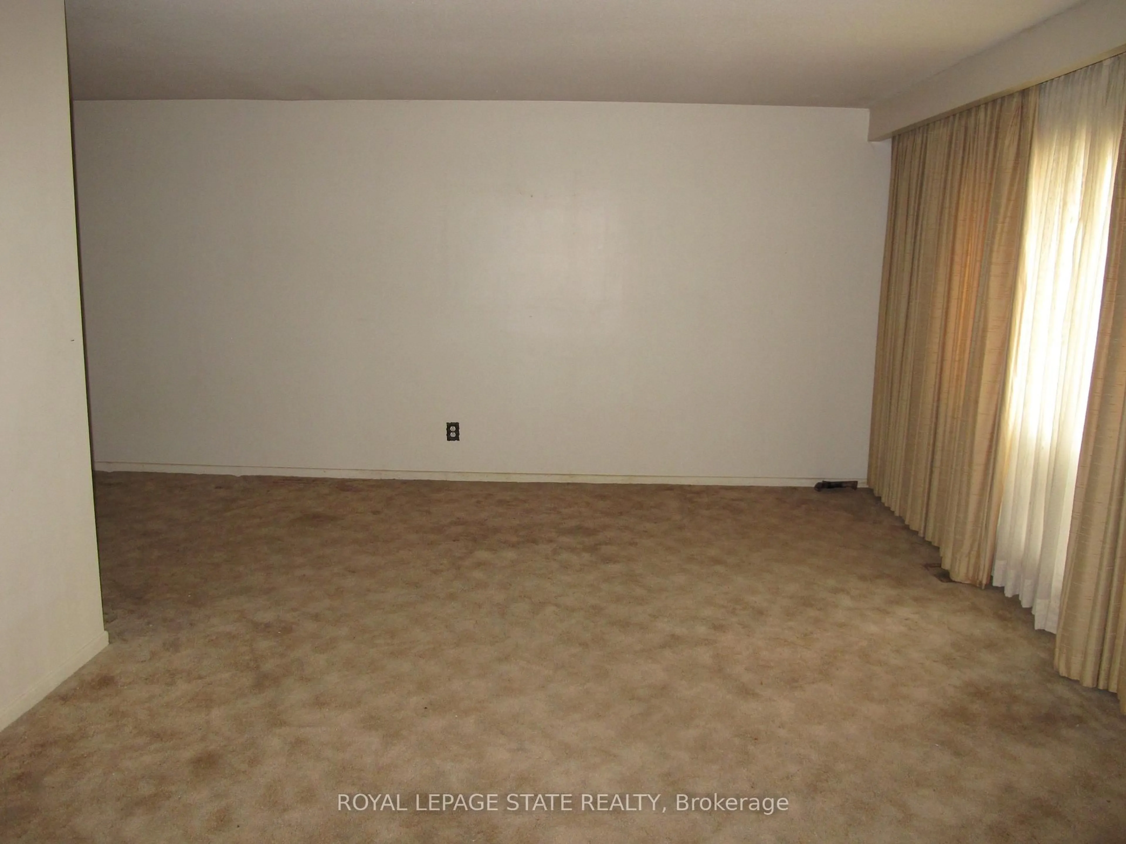 A pic of a room for 5280 Woodhaven Dr, Burlington Ontario L7L 3T4