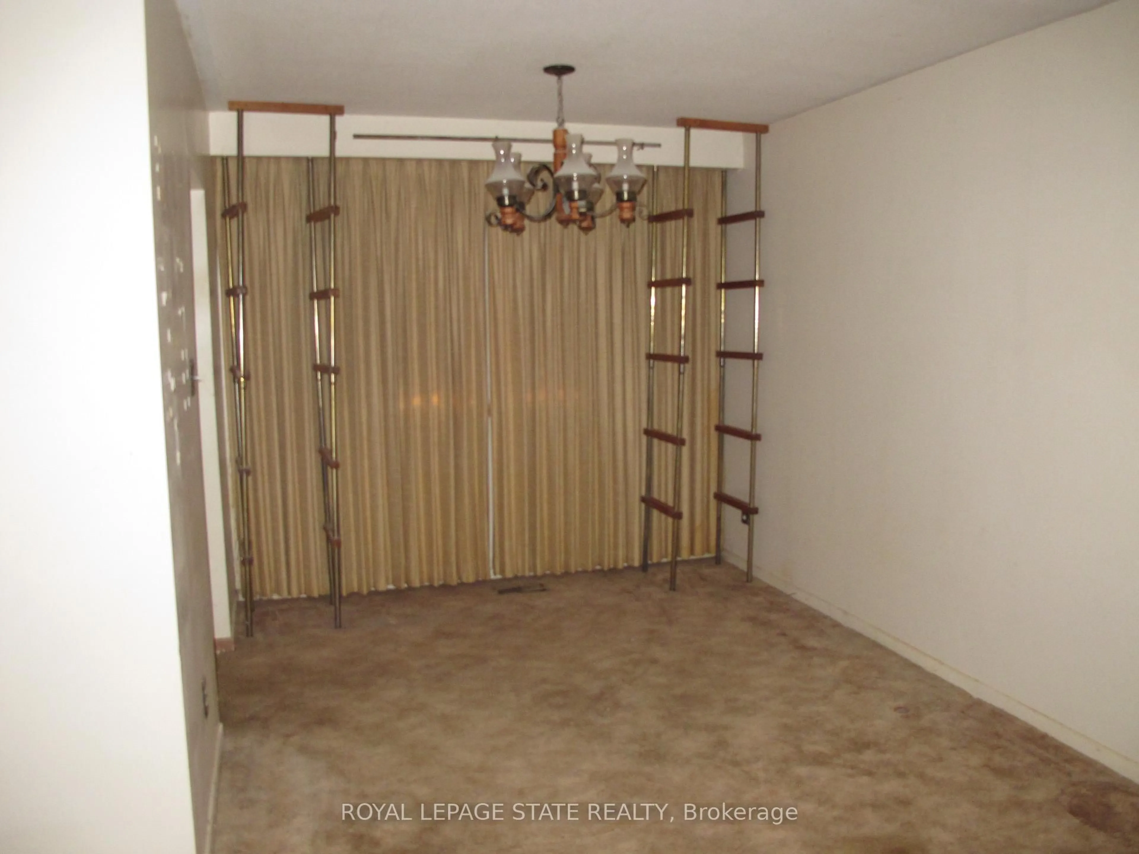 A pic of a room for 5280 Woodhaven Dr, Burlington Ontario L7L 3T4