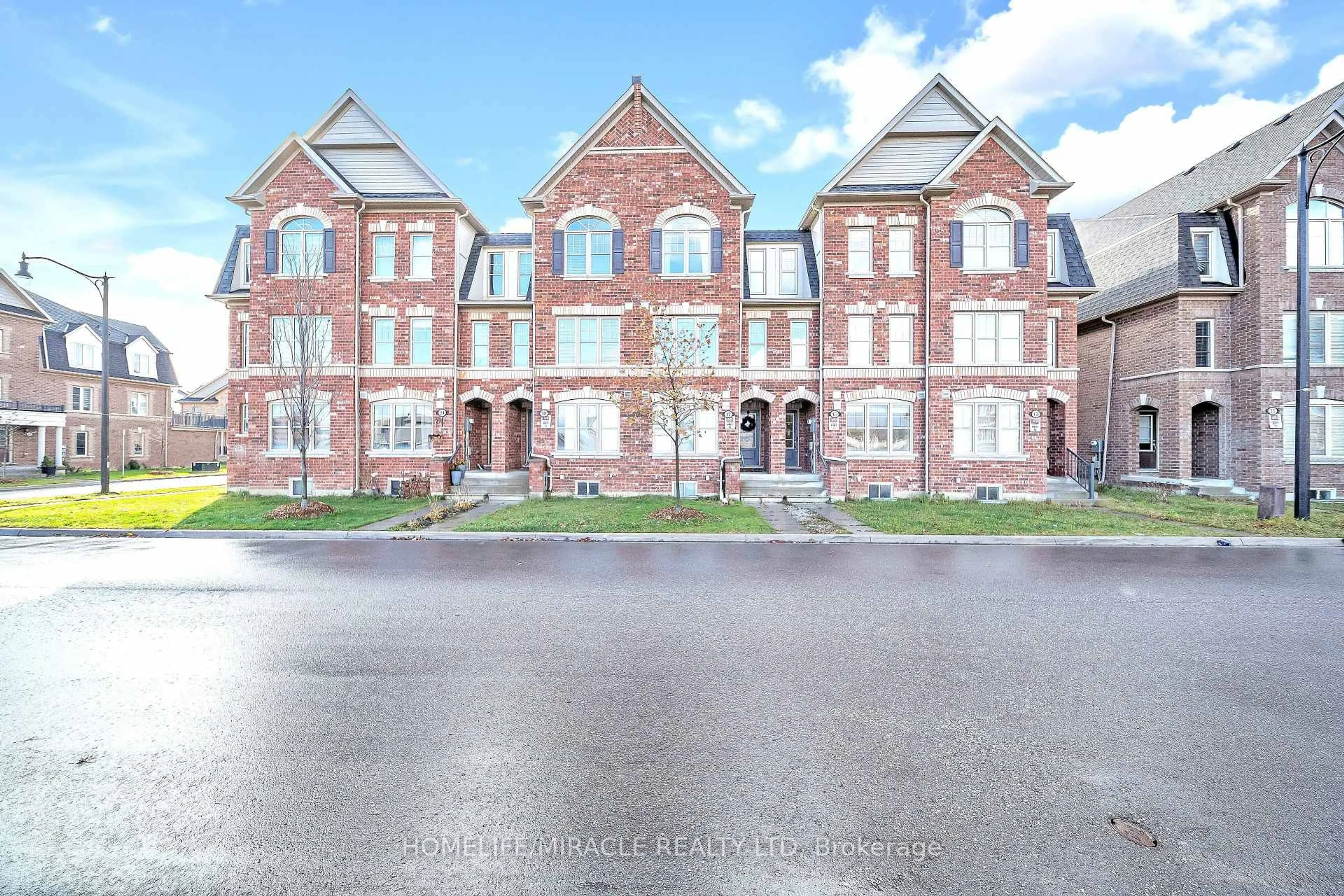 A pic from outside/outdoor area/front of a property/back of a property/a pic from drone, street for 15 Finegan Circ, Brampton Ontario L7A 4Z7