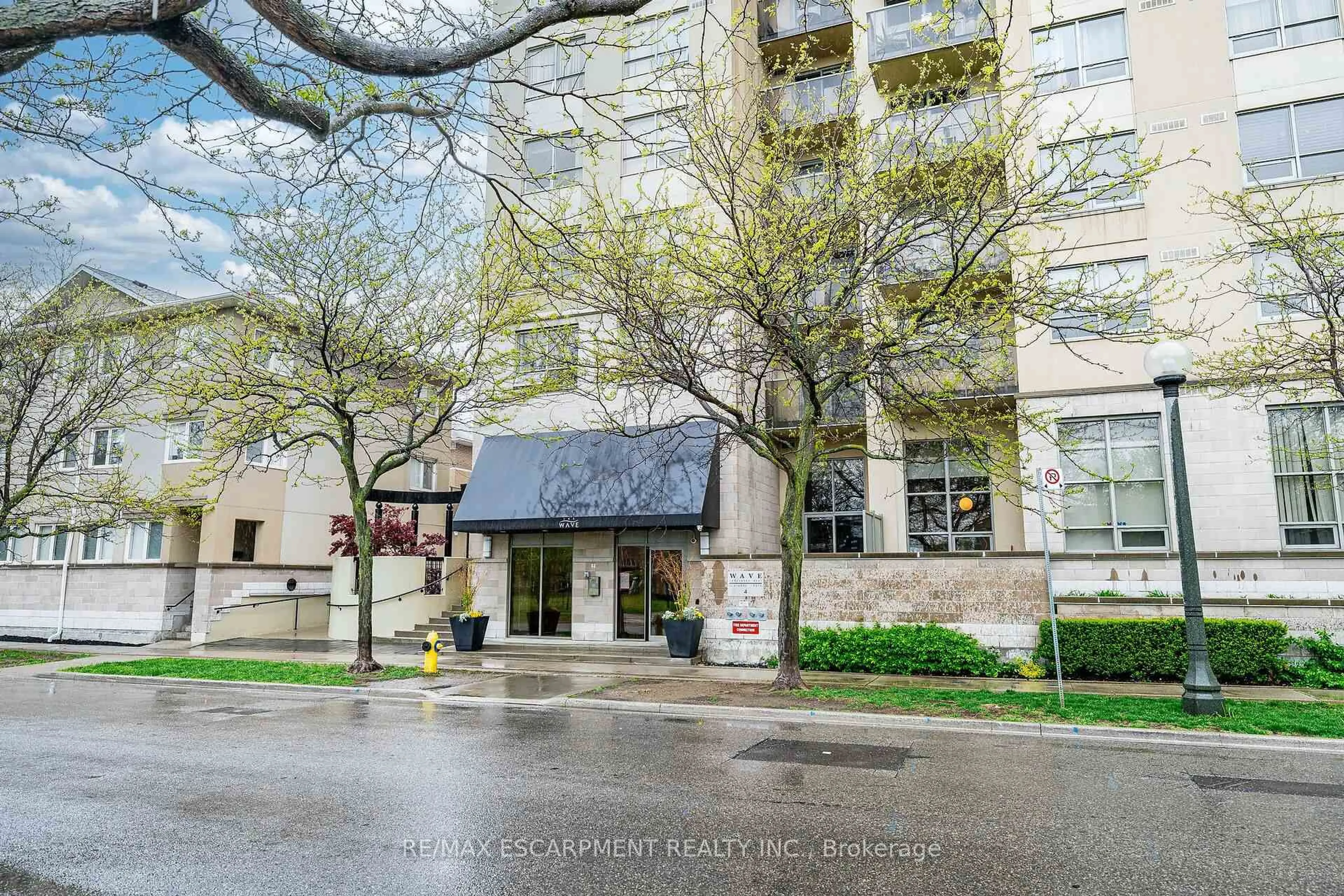 Indoor foyer for 4 Elsinore Path #402, Toronto Ontario M8V 4G7