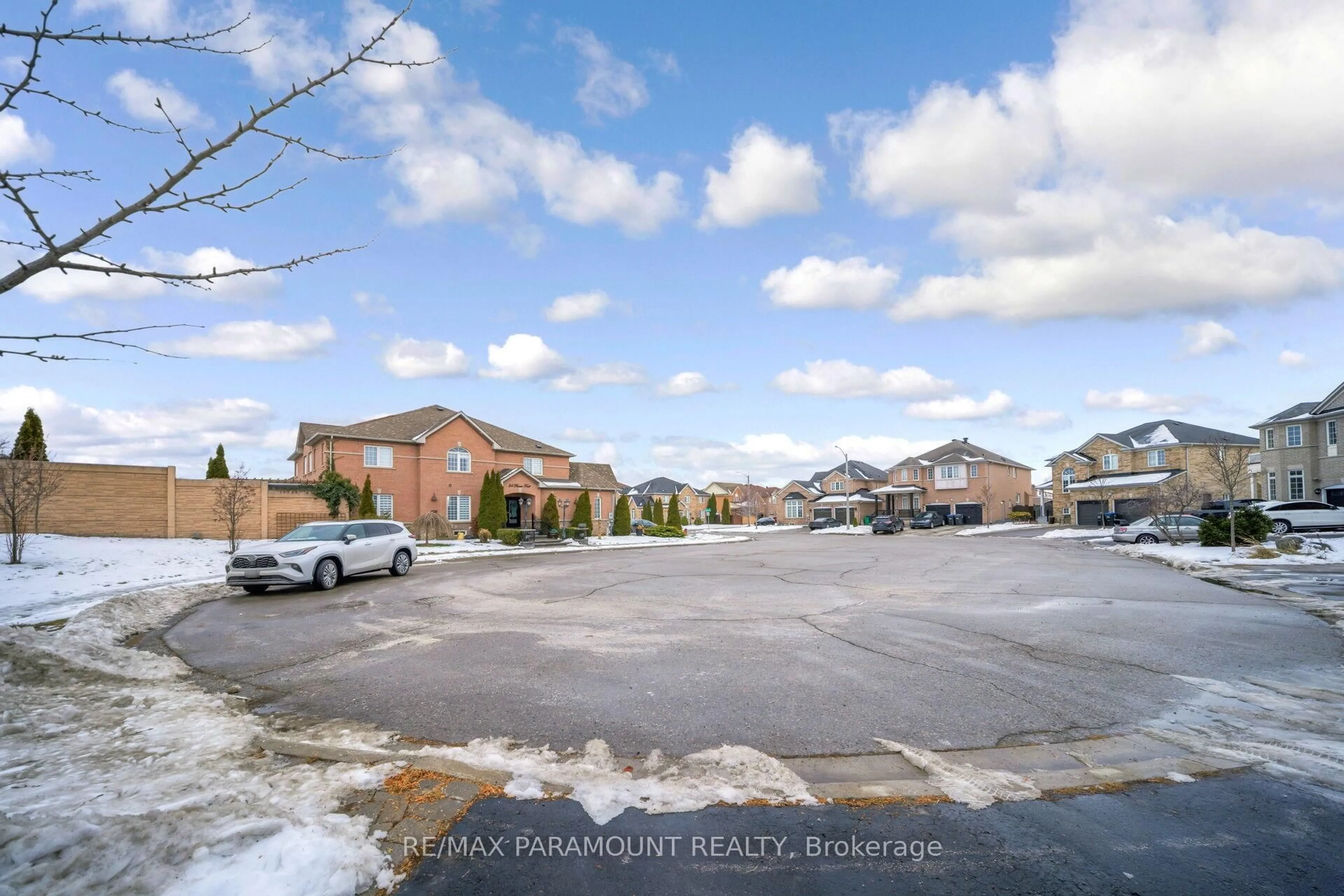 A pic from outside/outdoor area/front of a property/back of a property/a pic from drone, street for 35 Flower Tr, Brampton Ontario L6P 1P1
