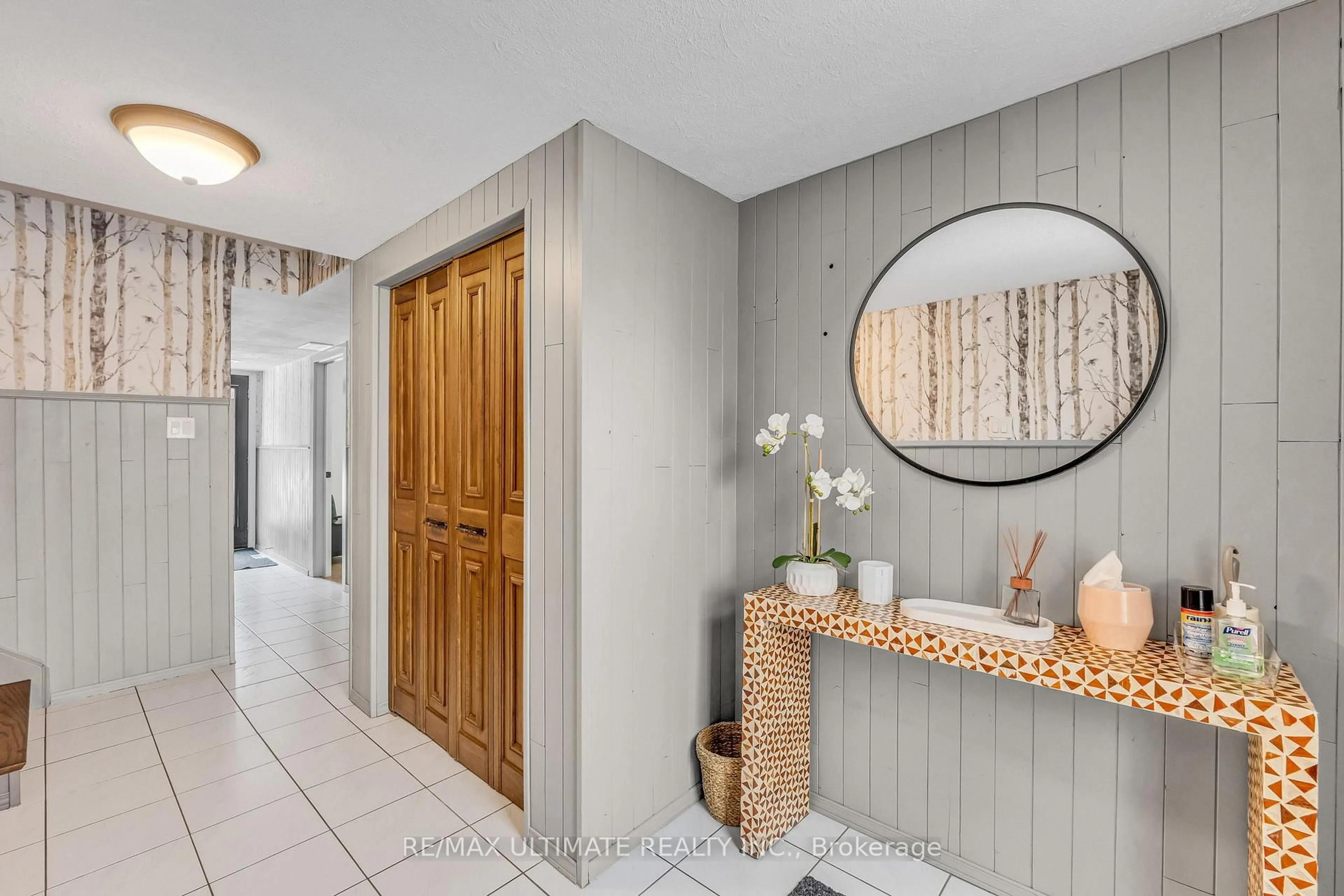 Indoor entryway for 37 Banbury Crt, Brampton Ontario L6T 1Y9