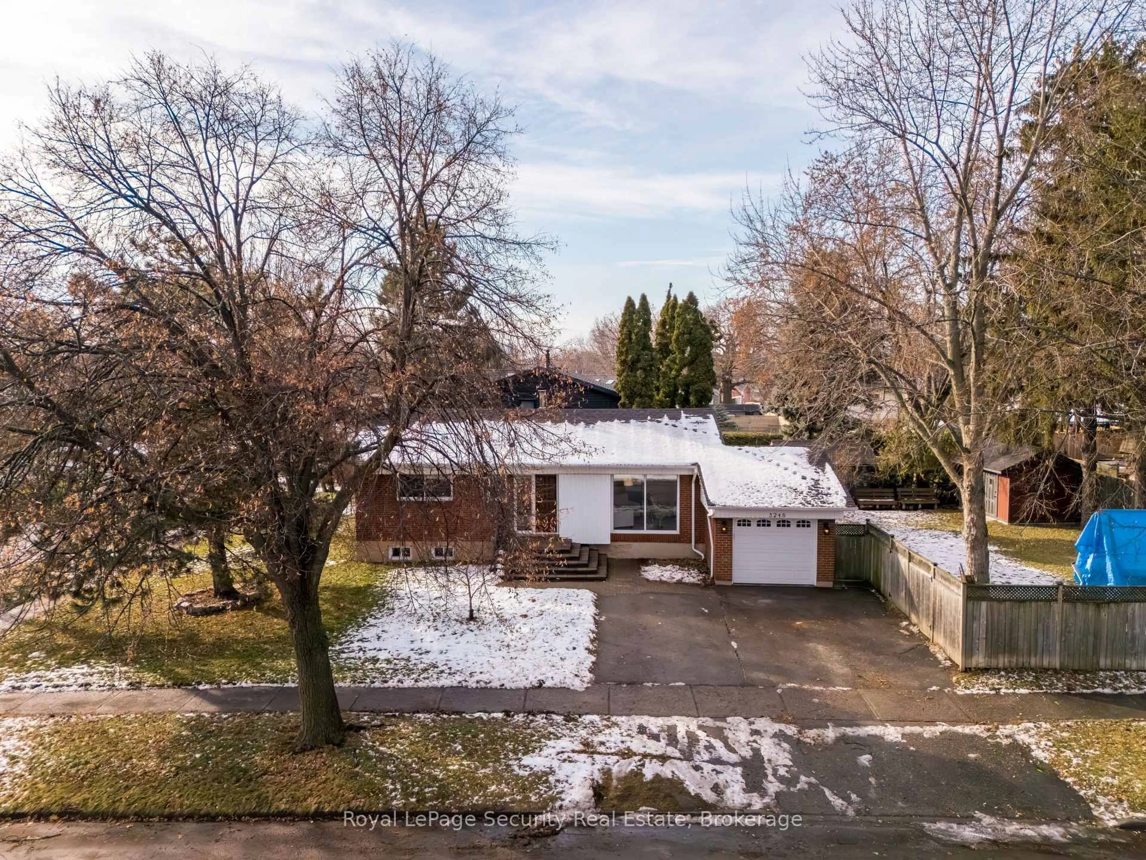 A pic from outside/outdoor area/front of a property/back of a property/a pic from drone, street for 3248 Silverado Dr, Mississauga Ontario L5A 2W1