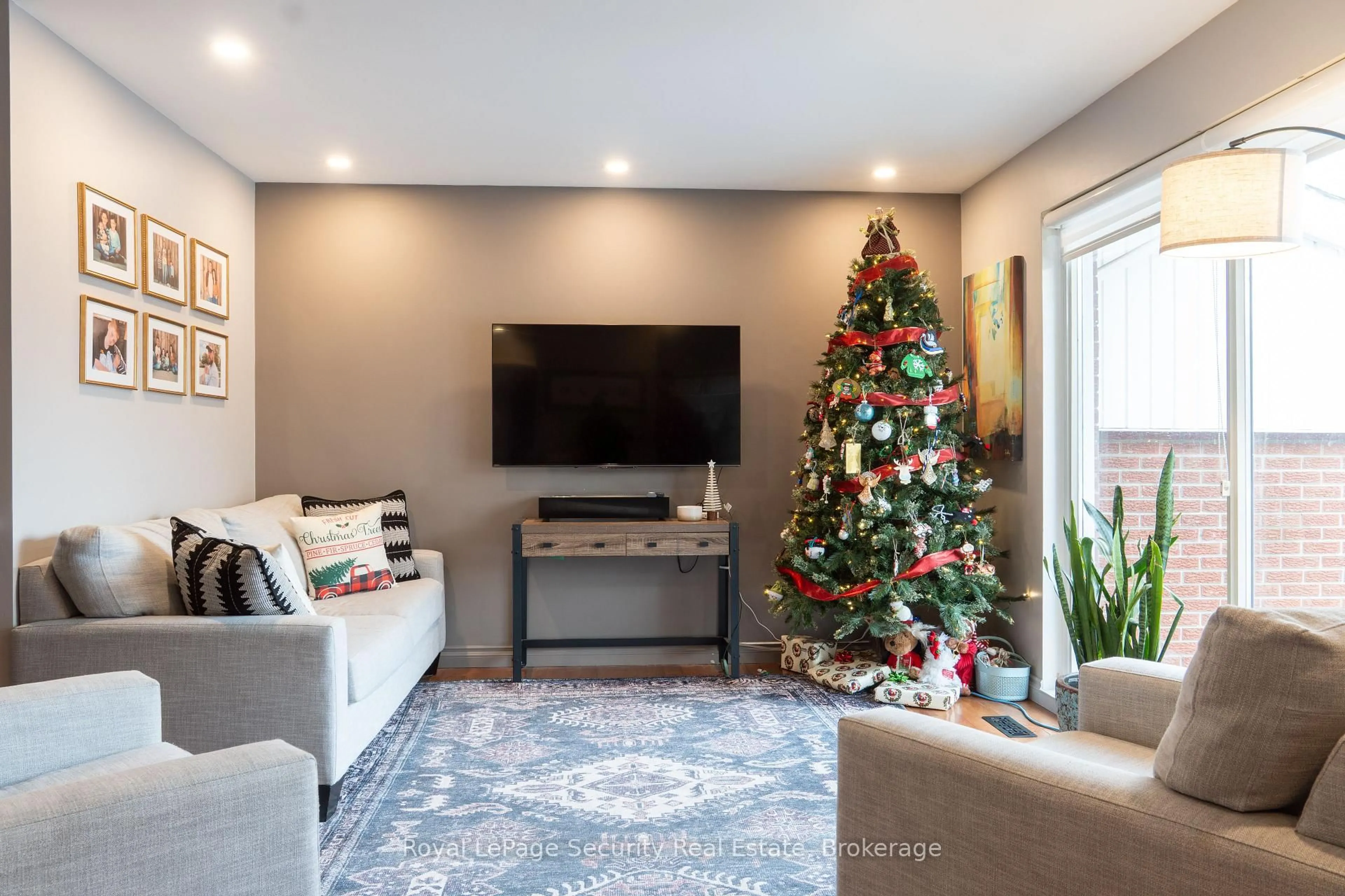 Living room with furniture, unknown for 3248 Silverado Dr, Mississauga Ontario L5A 2W1