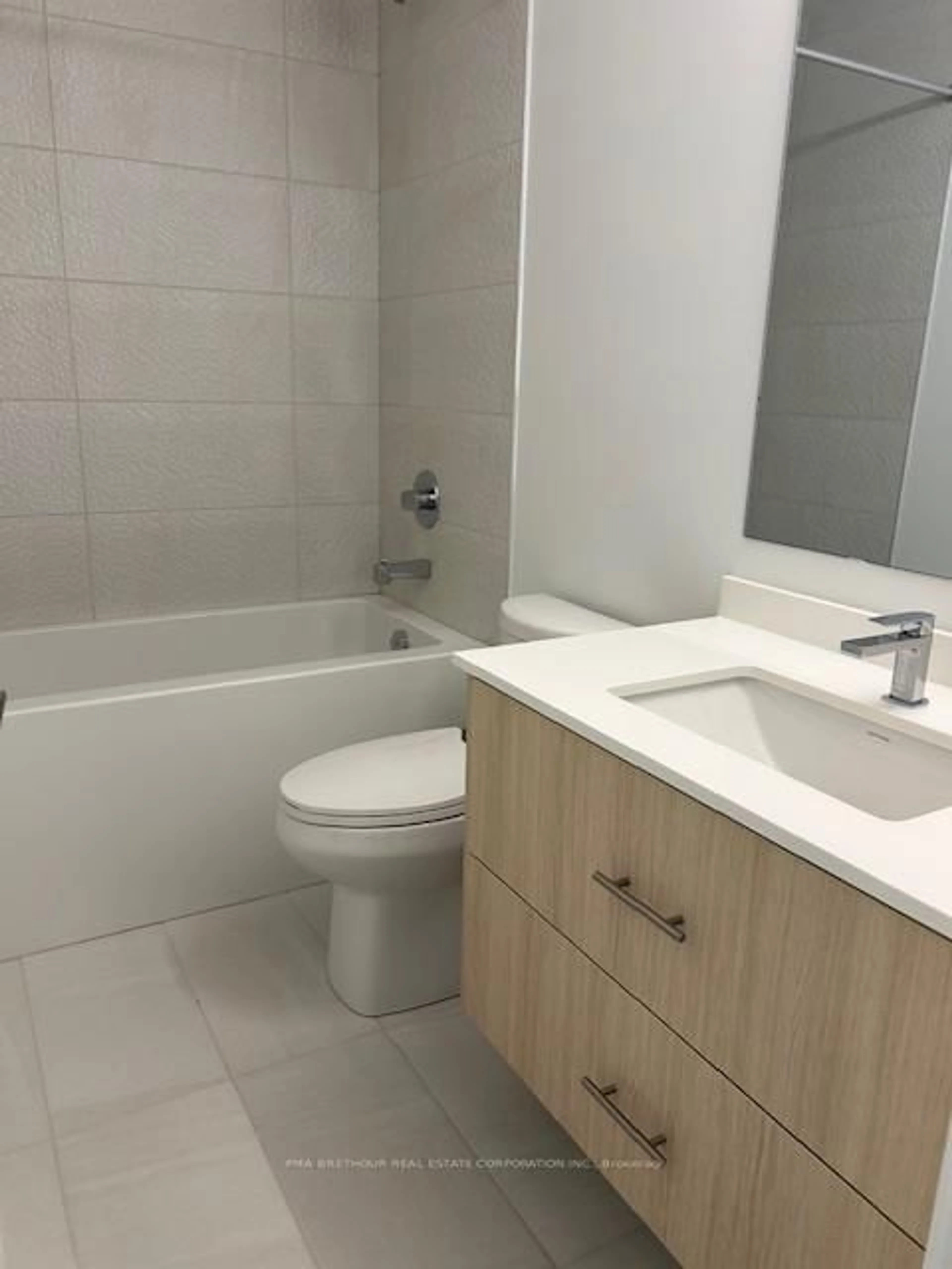 Standard bathroom, ceramic/tile floor for 5105 Hurontario St #2201, Mississauga Ontario L4Z 0C9