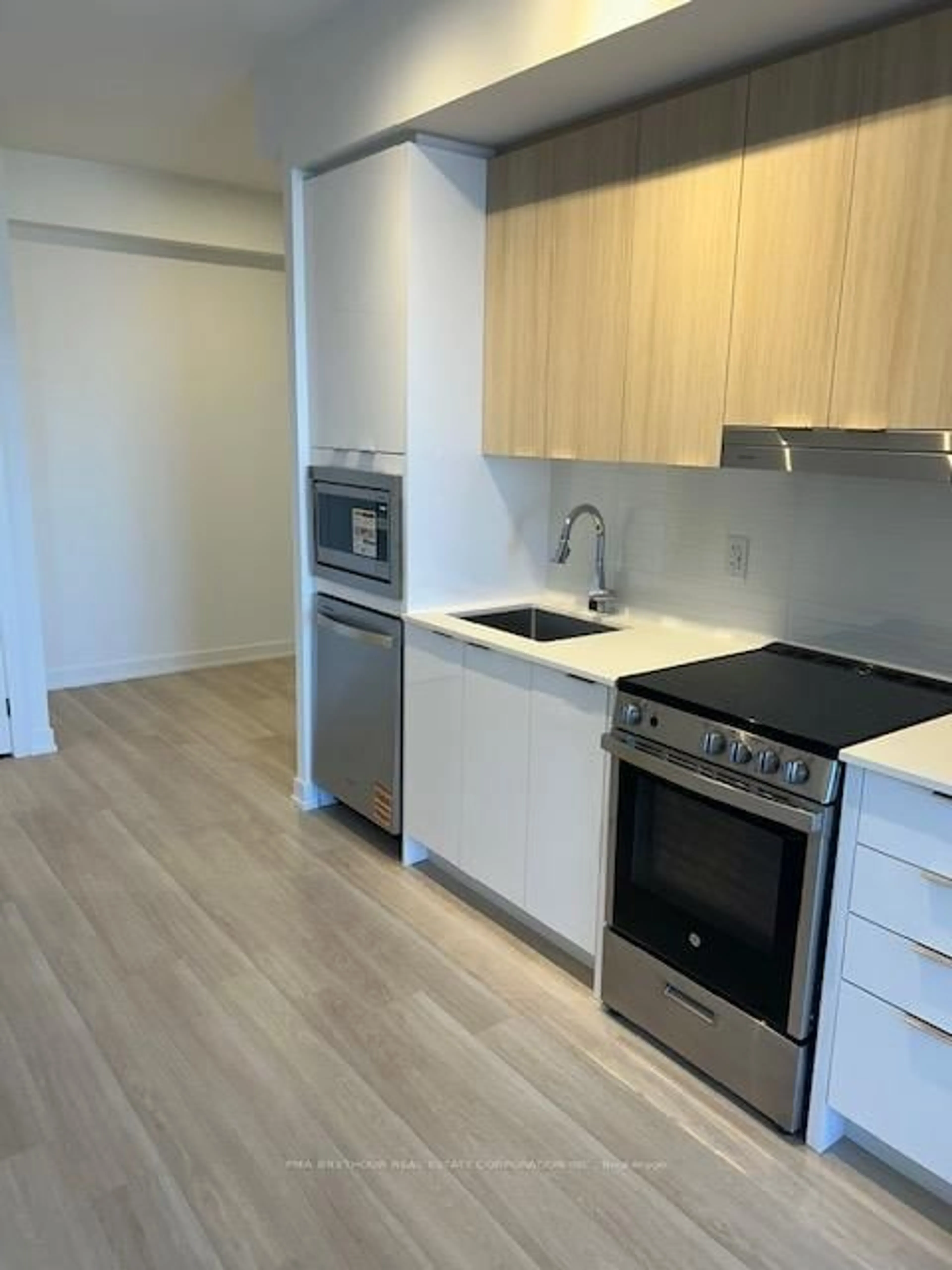 Standard kitchen, wood/laminate floor for 5105 Hurontario St #2201, Mississauga Ontario L4Z 0C9