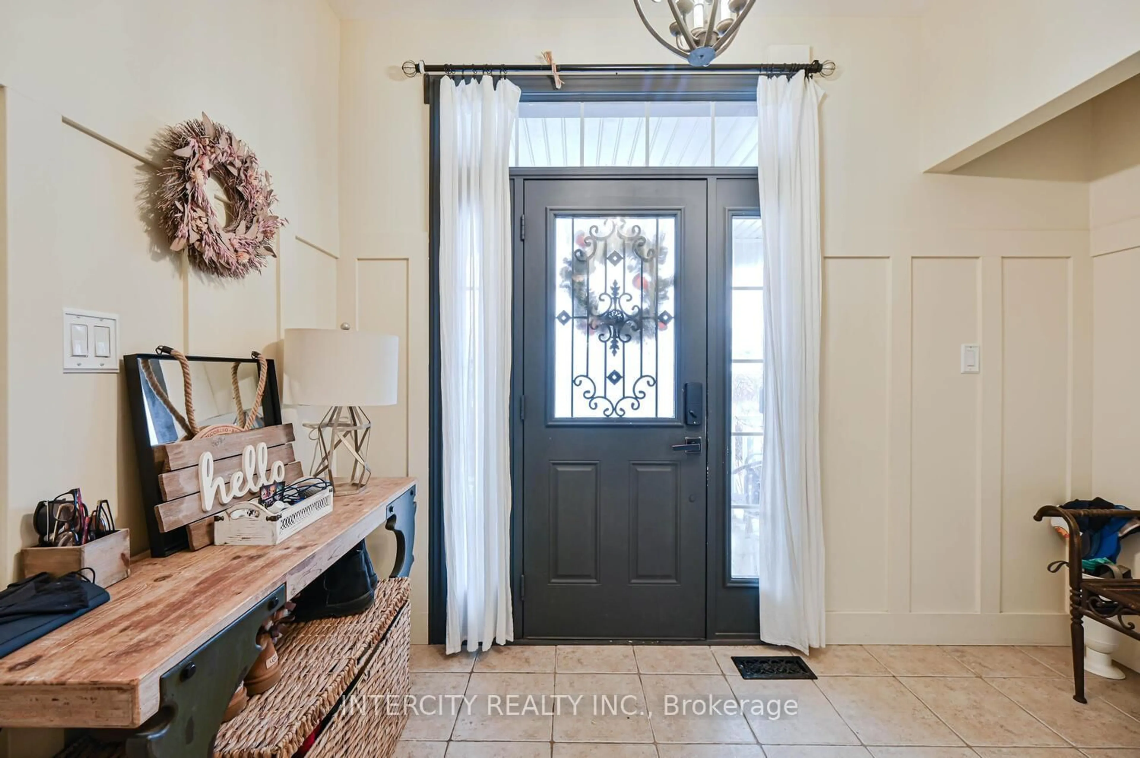 Indoor entryway for 49 McCardy Crt, Caledon Ontario L7C 3W9