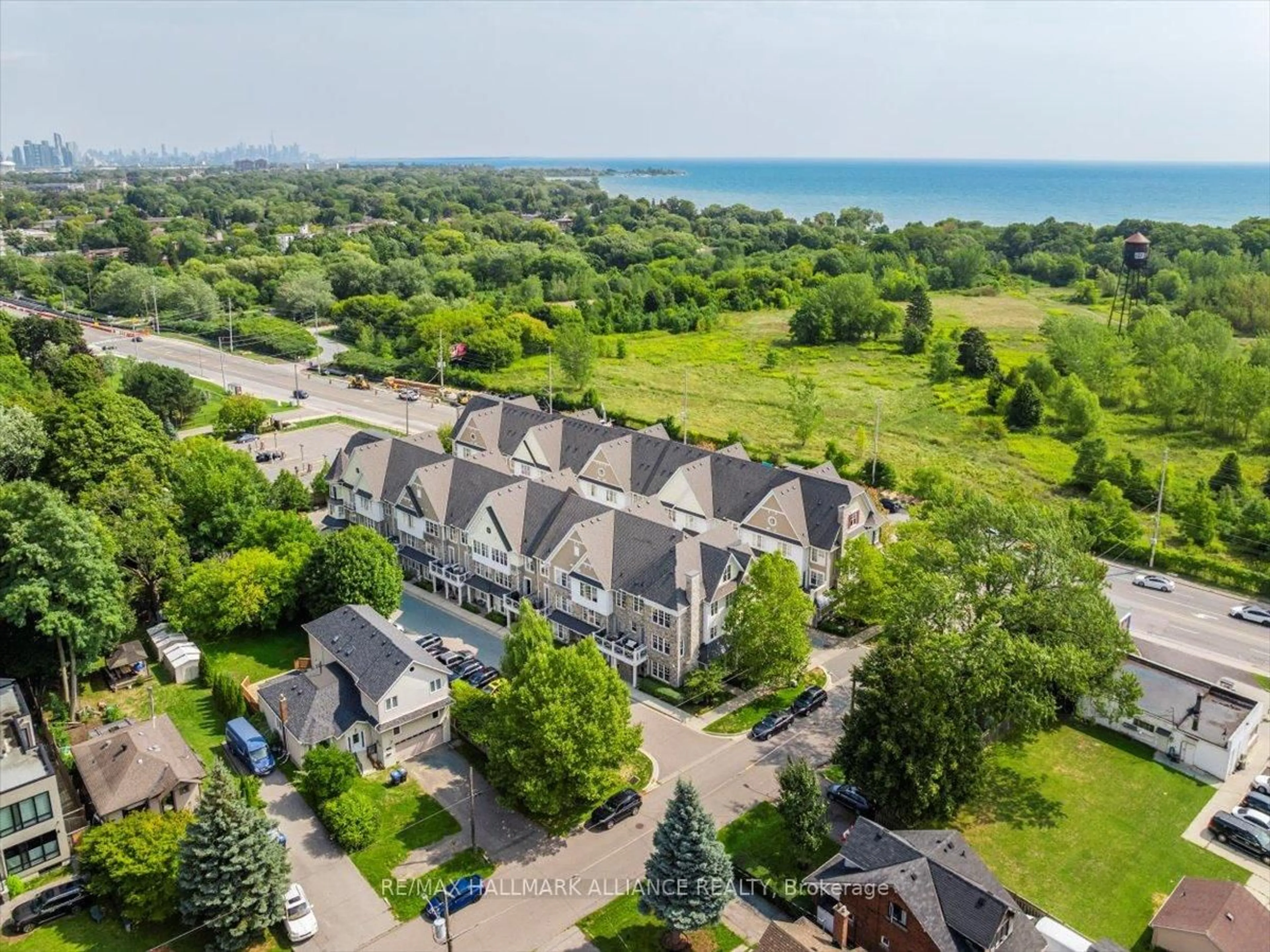 A pic from outside/outdoor area/front of a property/back of a property/a pic from drone, unknown for 1011 Deta Rd #701, Mississauga Ontario L5E 0A2