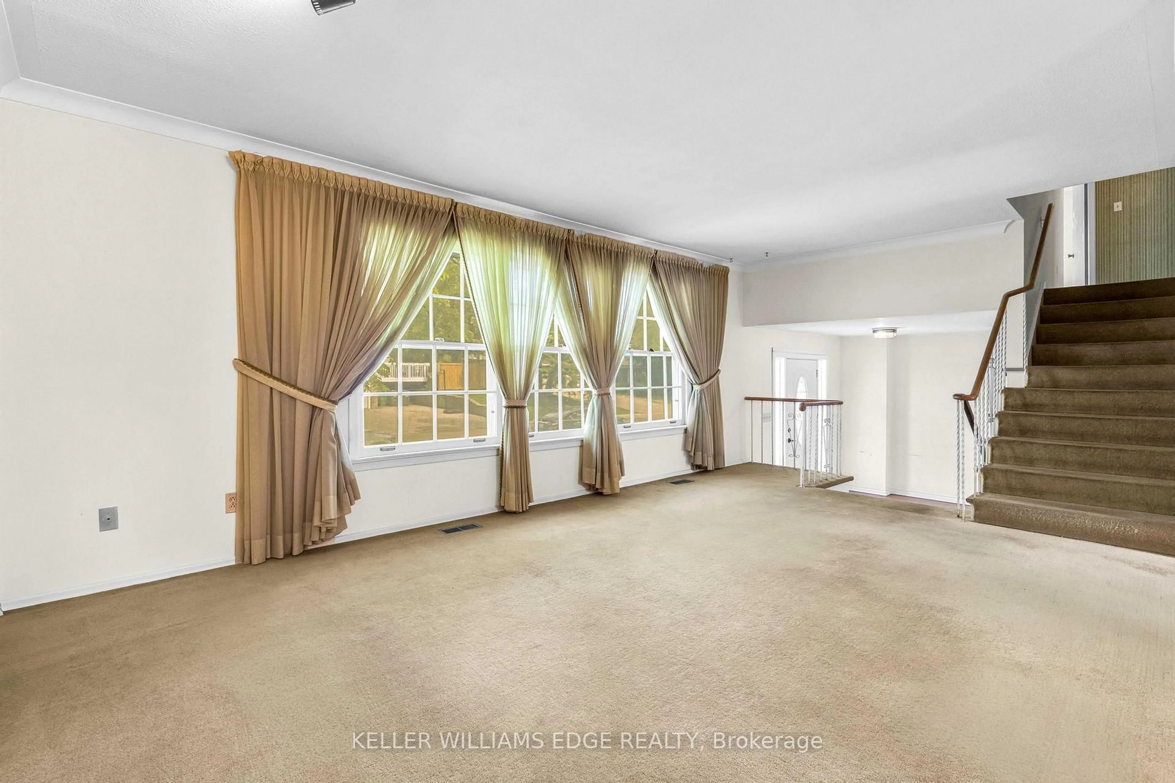 Indoor foyer for 1 Alderway Ave, Brampton Ontario L6Y 2B5