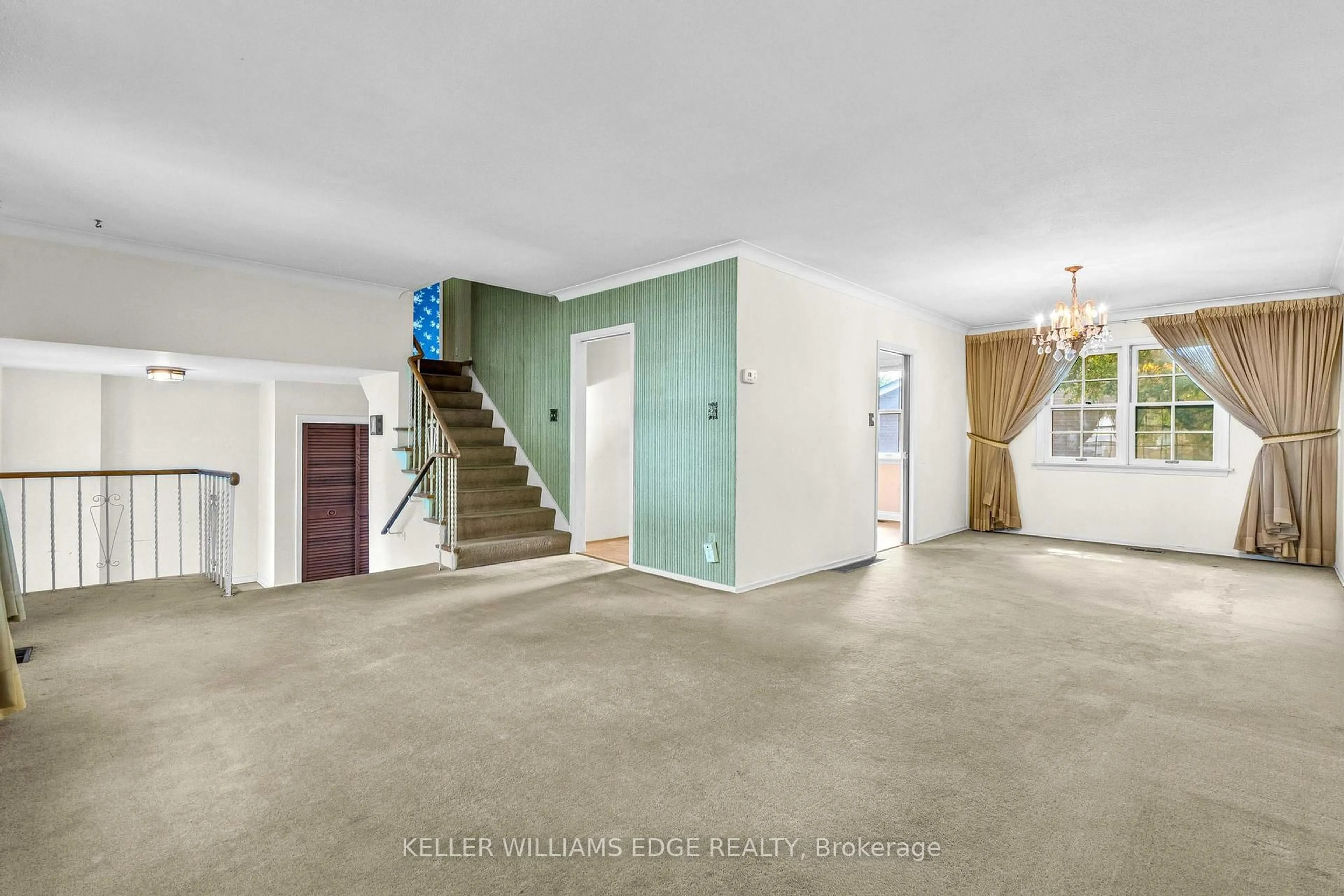 Indoor foyer for 1 Alderway Ave, Brampton Ontario L6Y 2B5