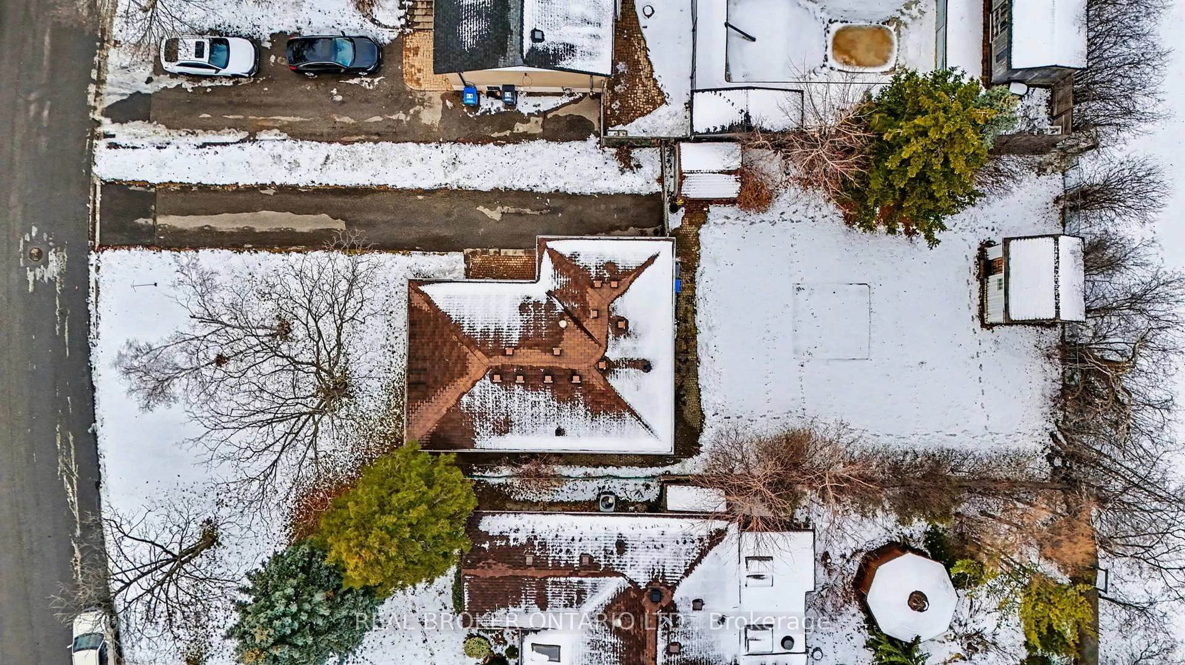 A pic from outside/outdoor area/front of a property/back of a property/a pic from drone, unknown for 40 Flavian Cres, Brampton Ontario L6T 3P4