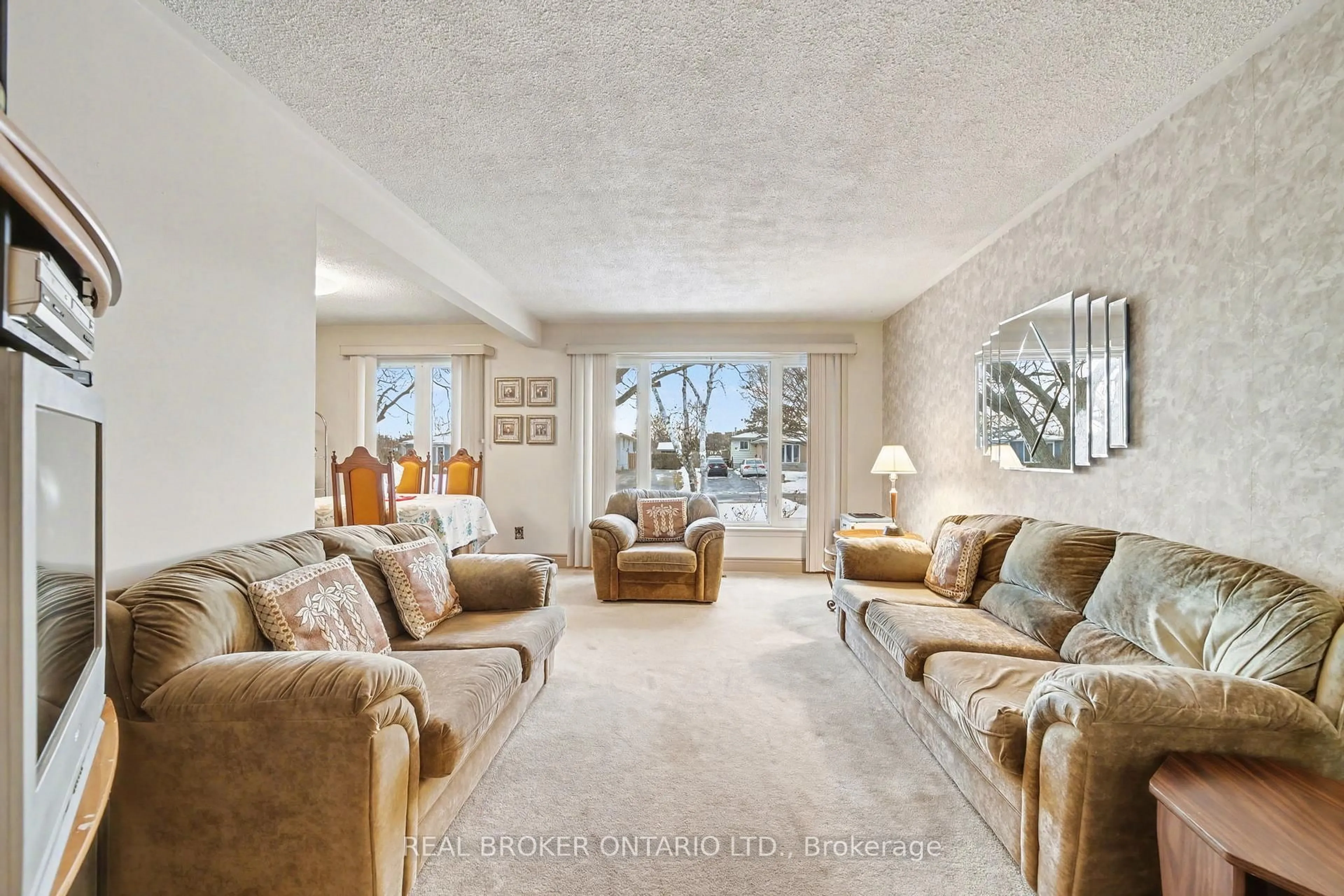 Living room with furniture, unknown for 40 Flavian Cres, Brampton Ontario L6T 3P4