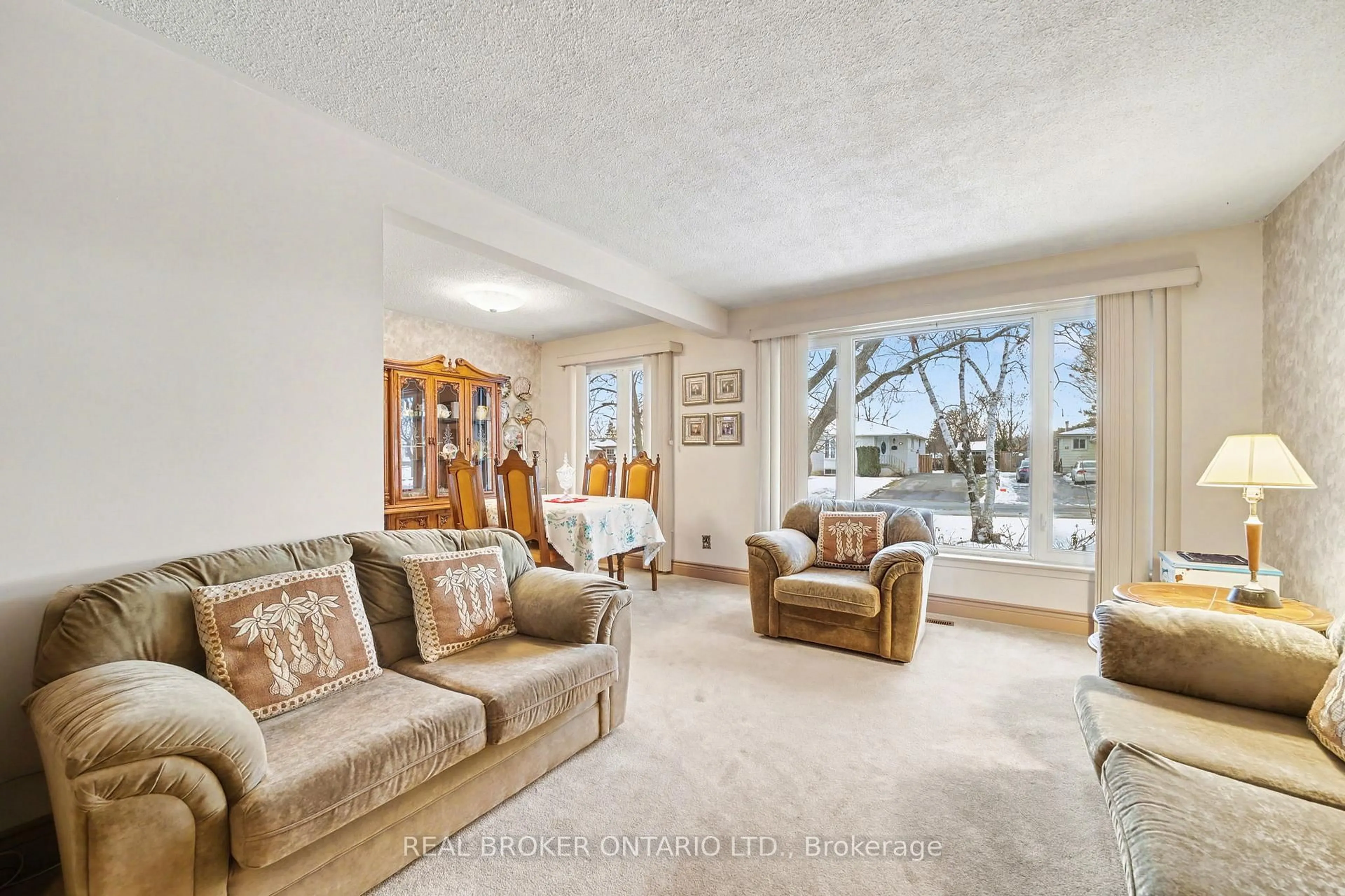 Living room with furniture, unknown for 40 Flavian Cres, Brampton Ontario L6T 3P4