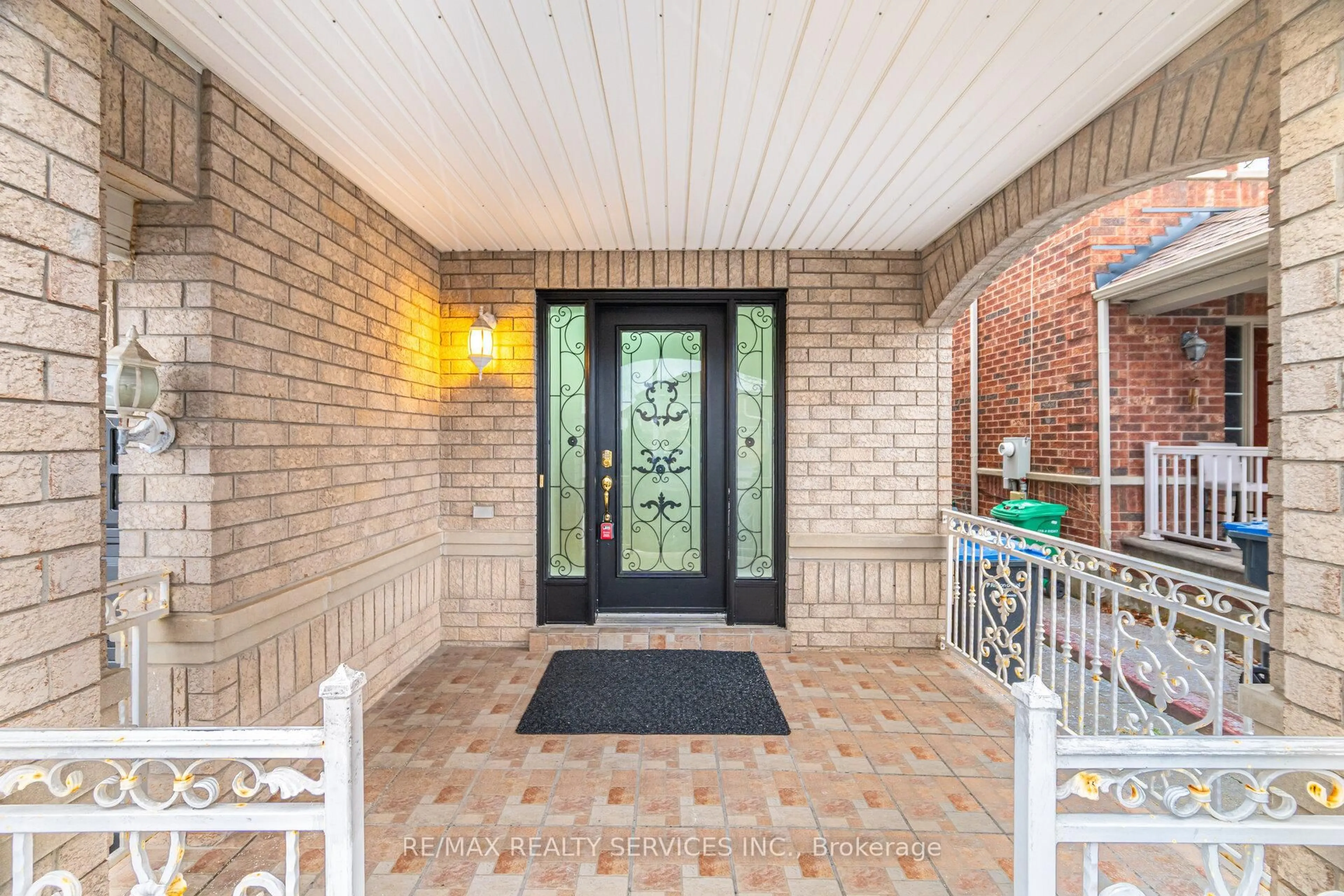 Indoor entryway for 244 Brisdale Dr, Brampton Ontario L7A 2T3