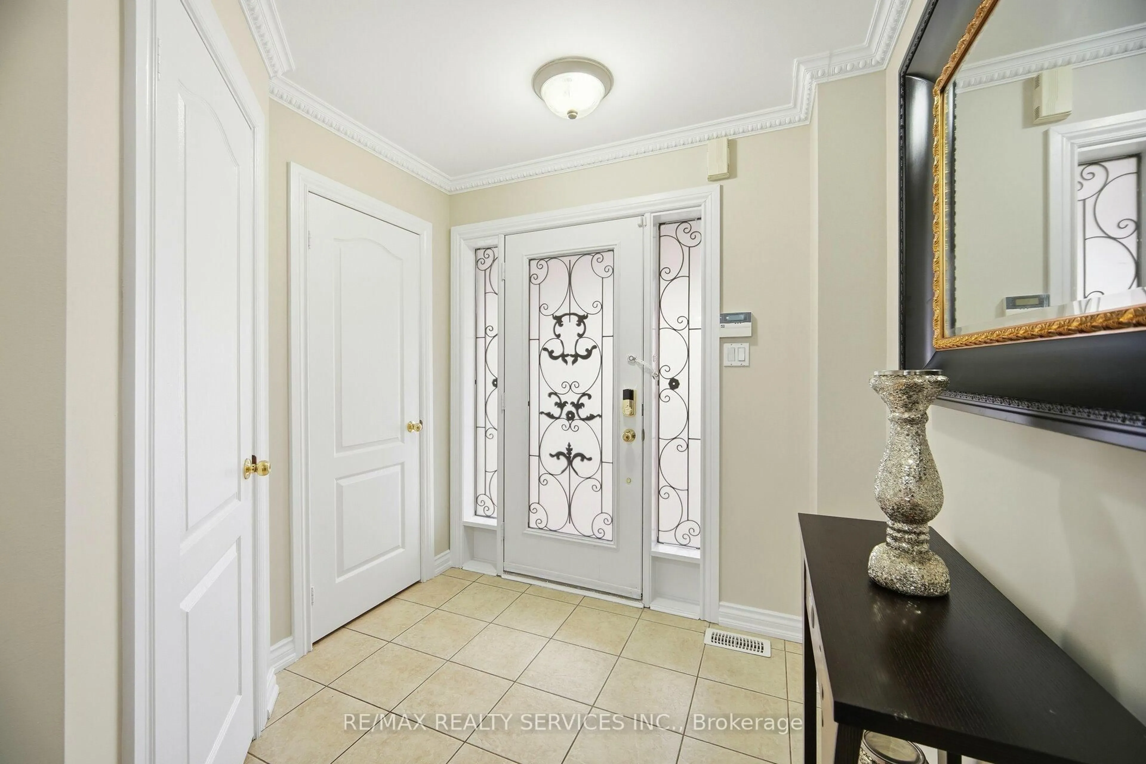 Indoor entryway for 244 Brisdale Dr, Brampton Ontario L7A 2T3