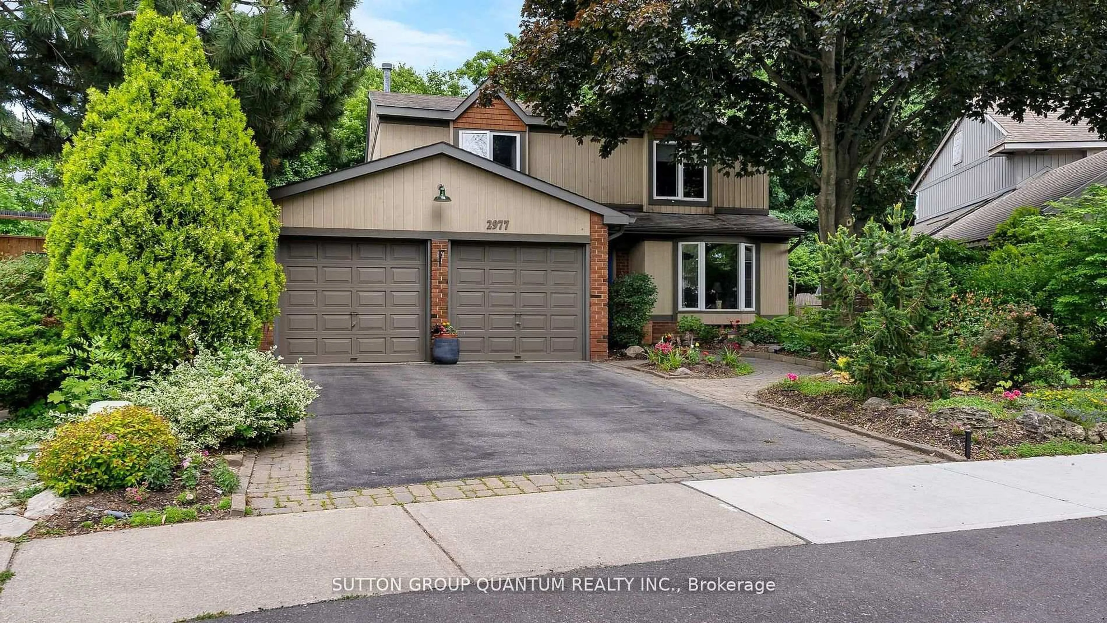 Home with vinyl exterior material, street for 2977 Inlake Crt, Mississauga Ontario L5N 2A4