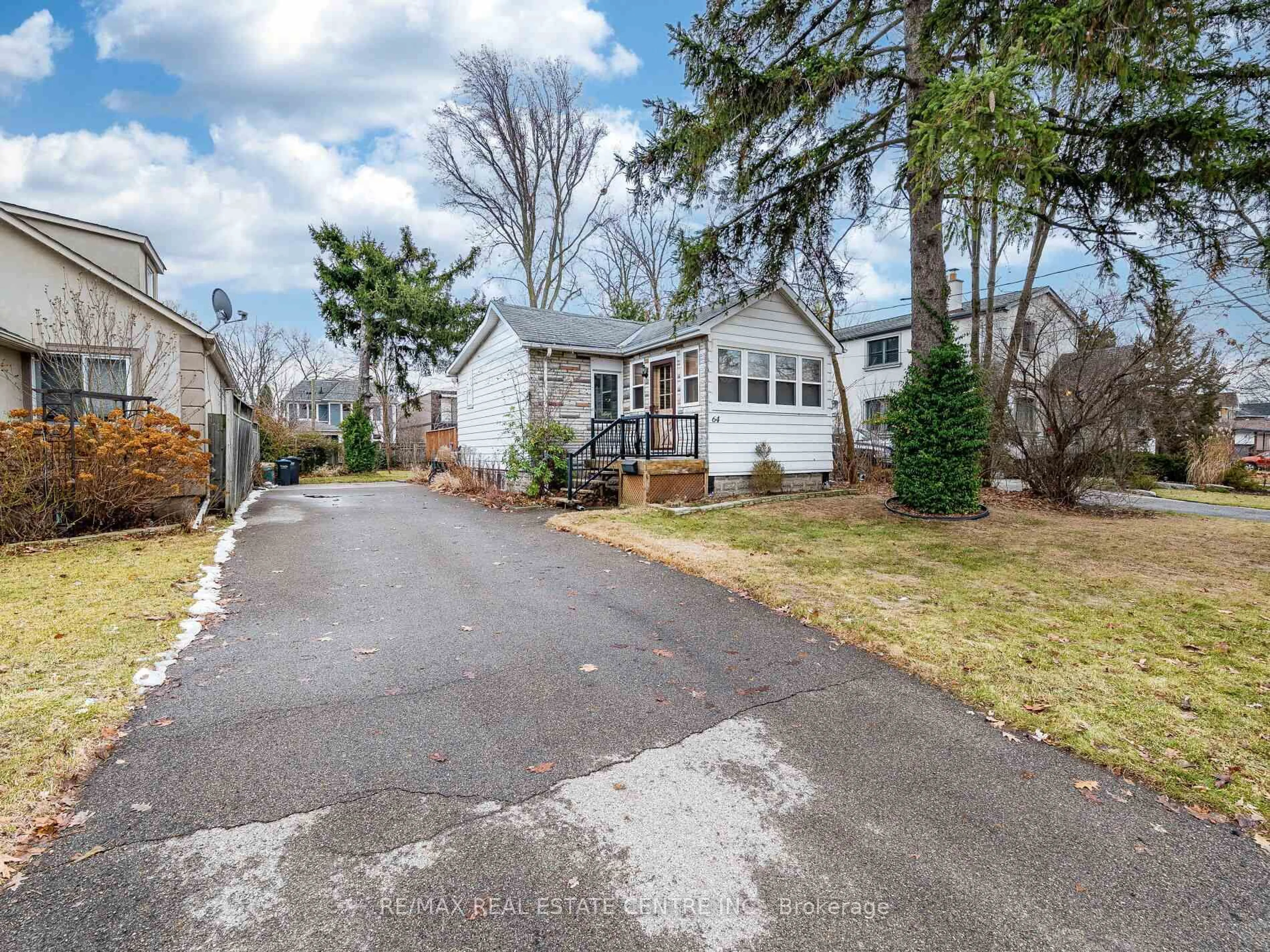 A pic from outside/outdoor area/front of a property/back of a property/a pic from drone, street for 64 Eaglewood Blvd, Mississauga Ontario L5G 1V4