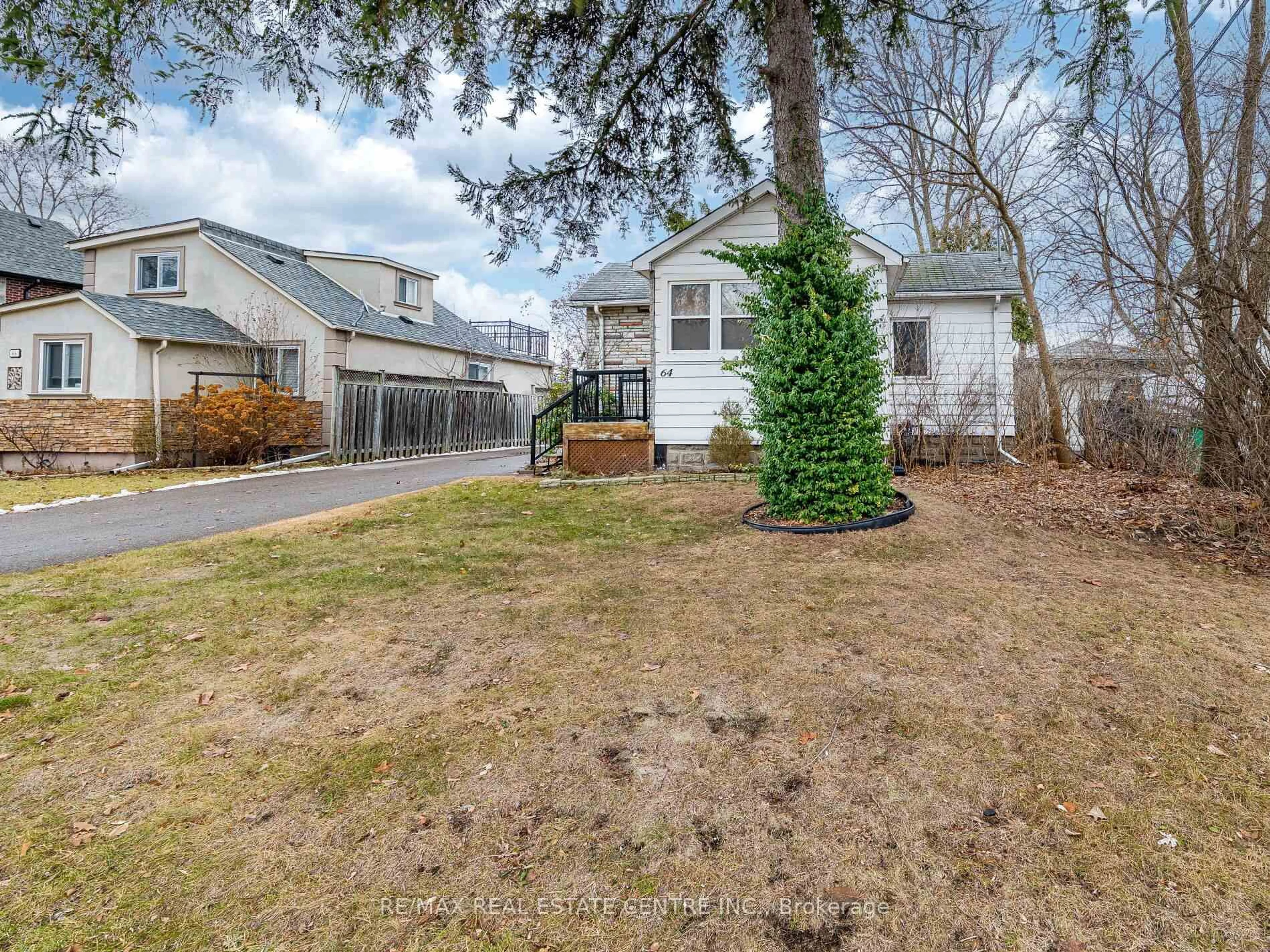A pic from outside/outdoor area/front of a property/back of a property/a pic from drone, street for 64 Eaglewood Blvd, Mississauga Ontario L5G 1V4