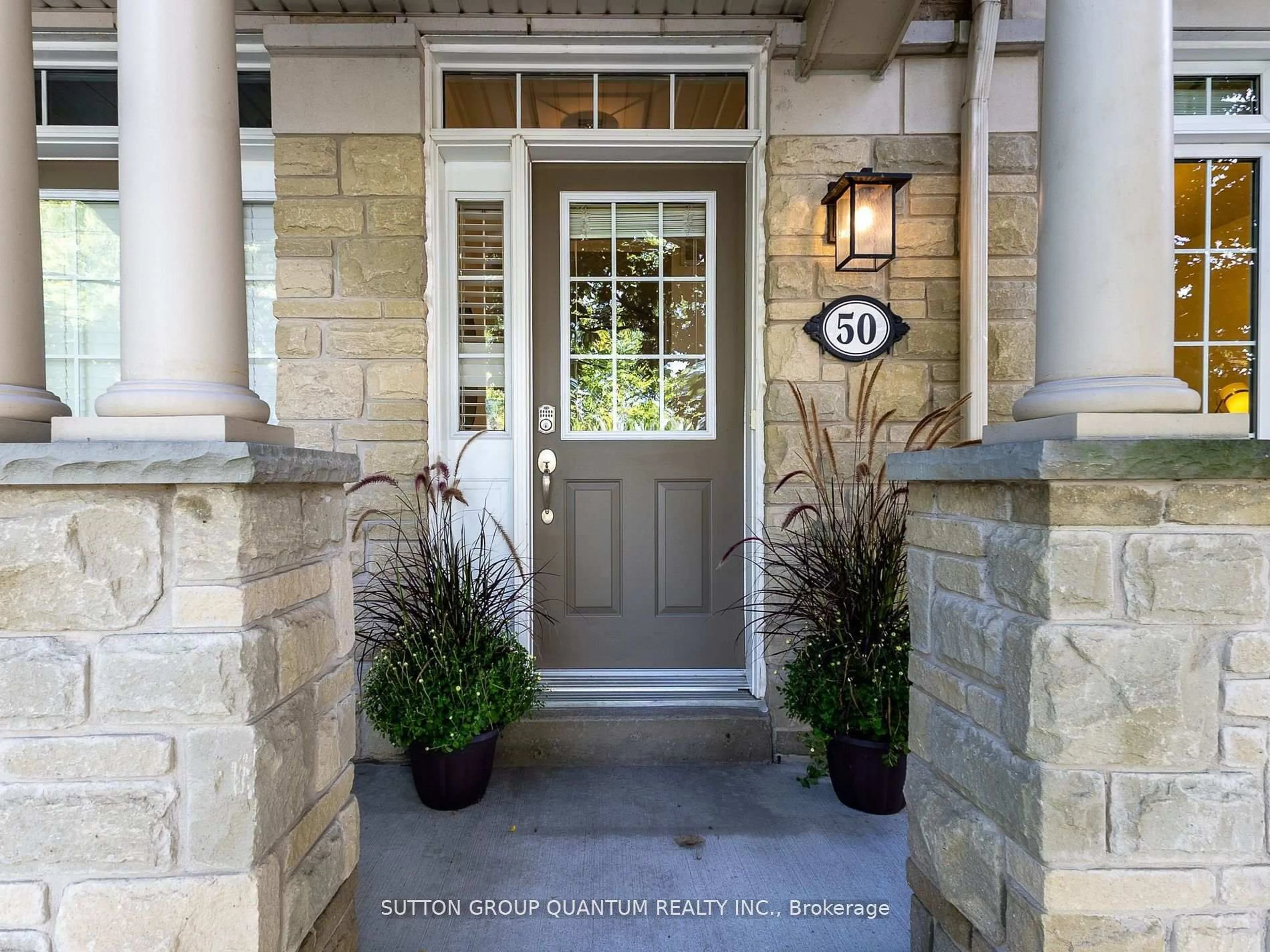 Indoor entryway for 50 Rosewood Ave, Mississauga Ontario L5G 4W3