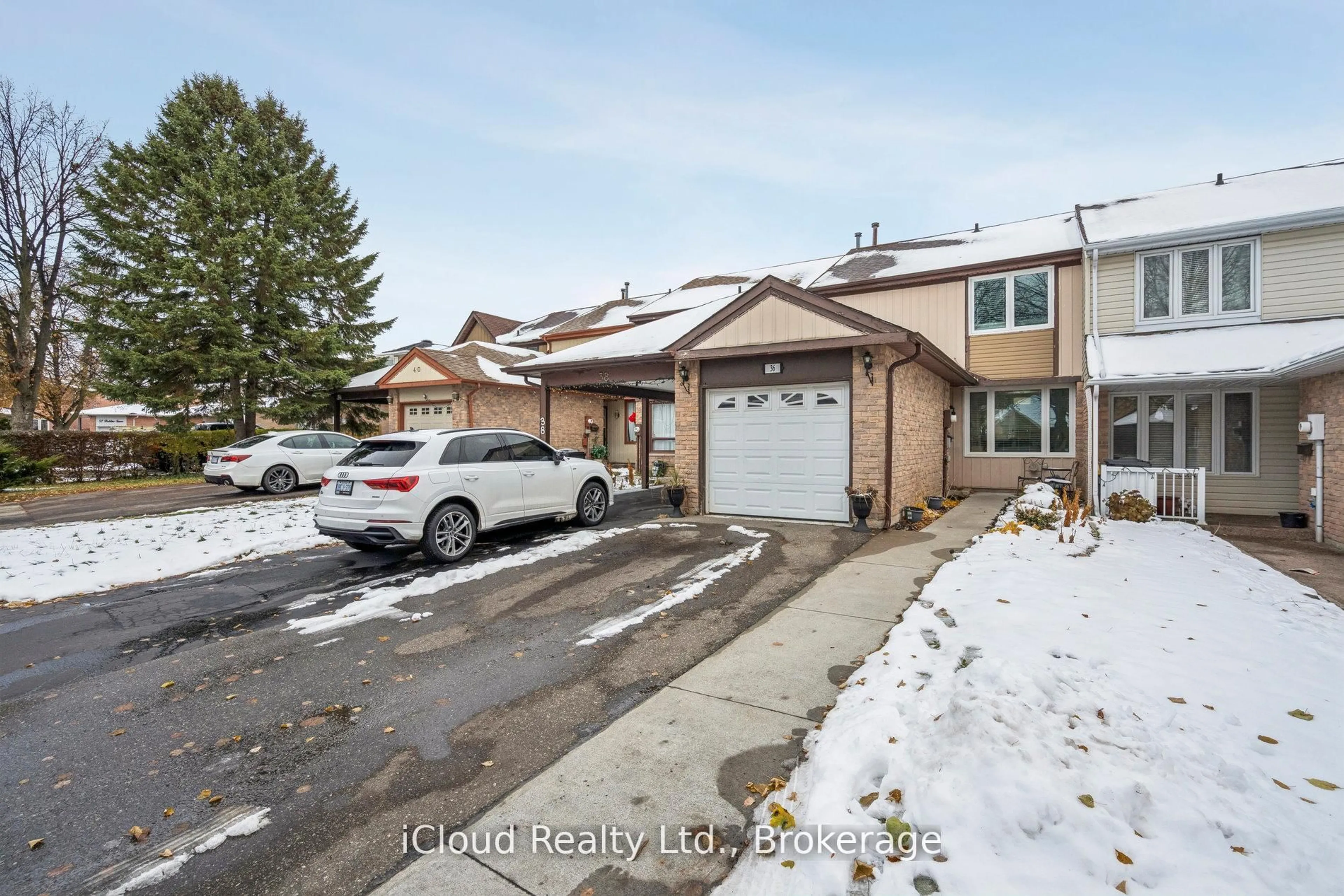 A pic from outside/outdoor area/front of a property/back of a property/a pic from drone, street for 36 Berkshire Sq, Brampton Ontario L6Z 1N4