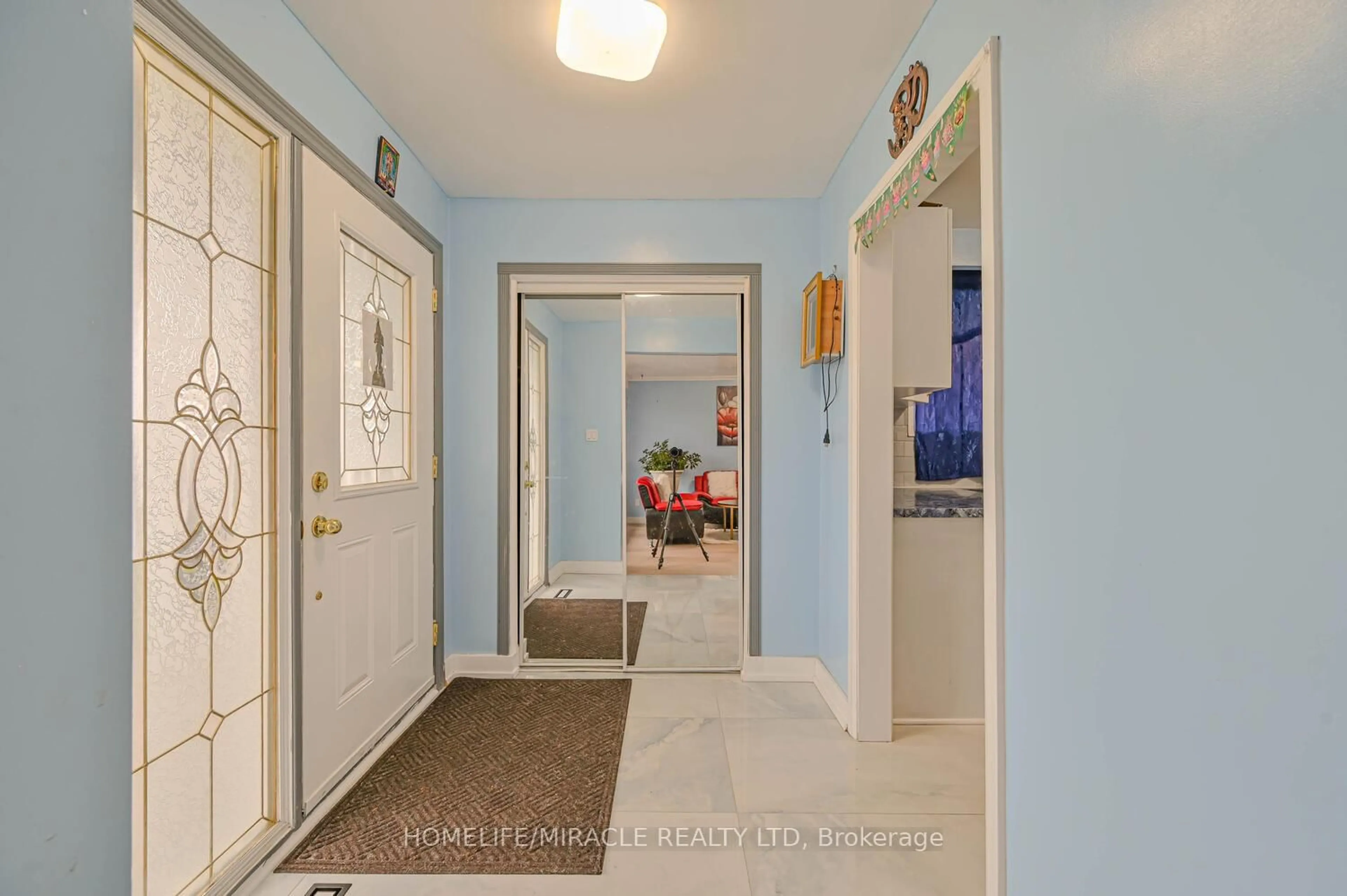 Indoor entryway for 7517 Lully Crt, Mississauga Ontario L4T 2P2