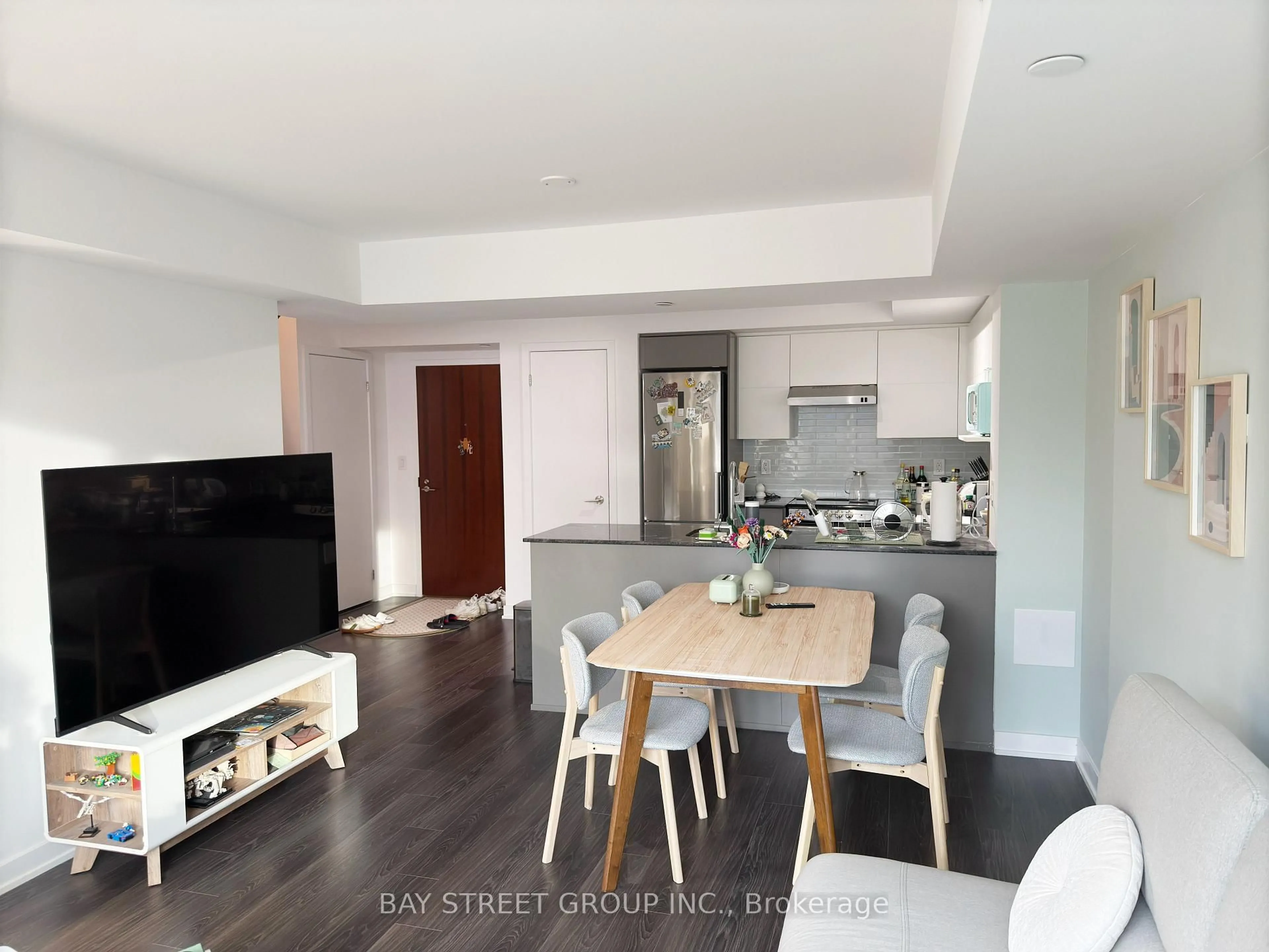 Open concept kitchen, wood/laminate floor for 150 Flemington Rd #5, Toronto Ontario M6A 0C5