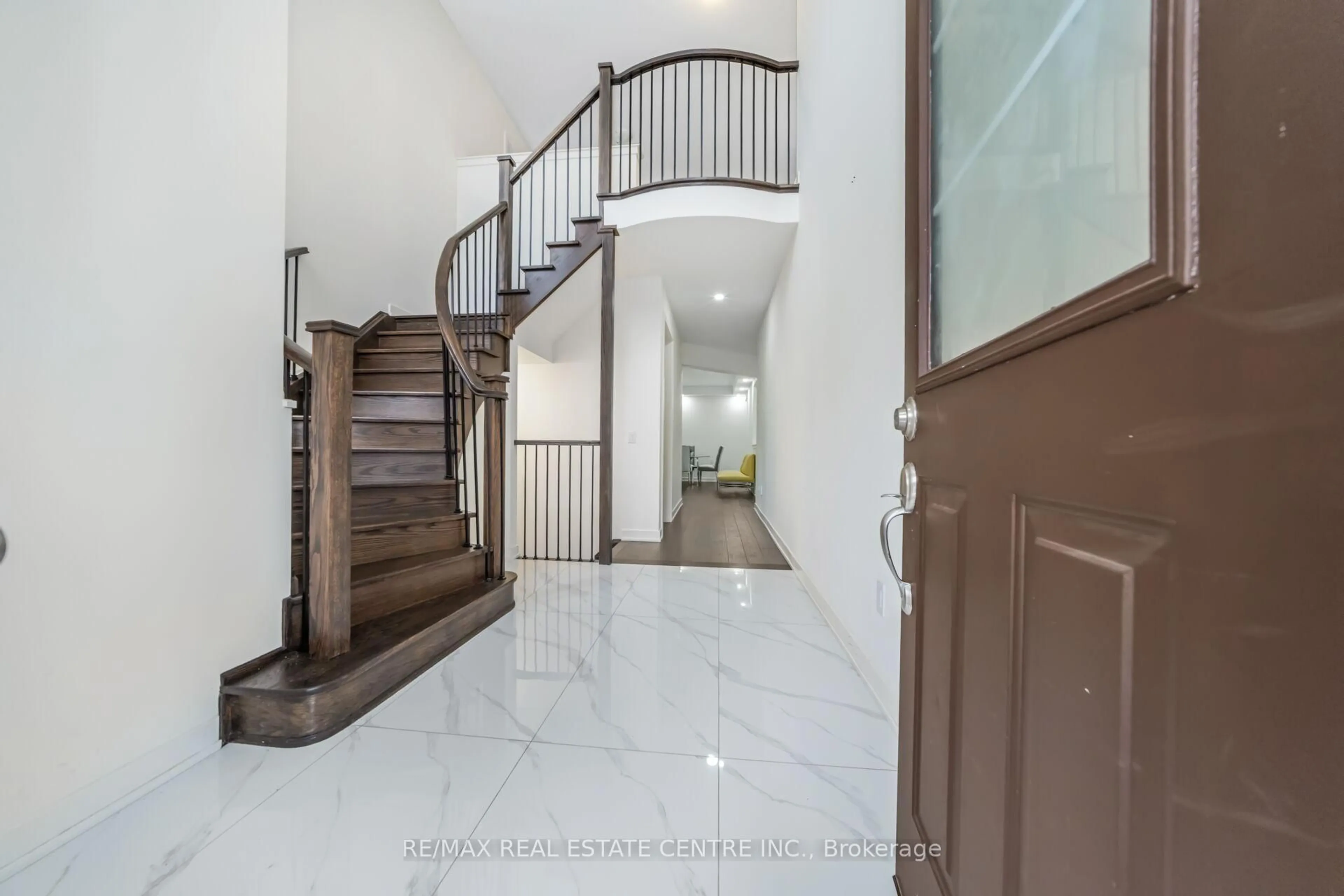 Indoor foyer for 21 Kambalda Rd, Brampton Ontario L7A 5J3