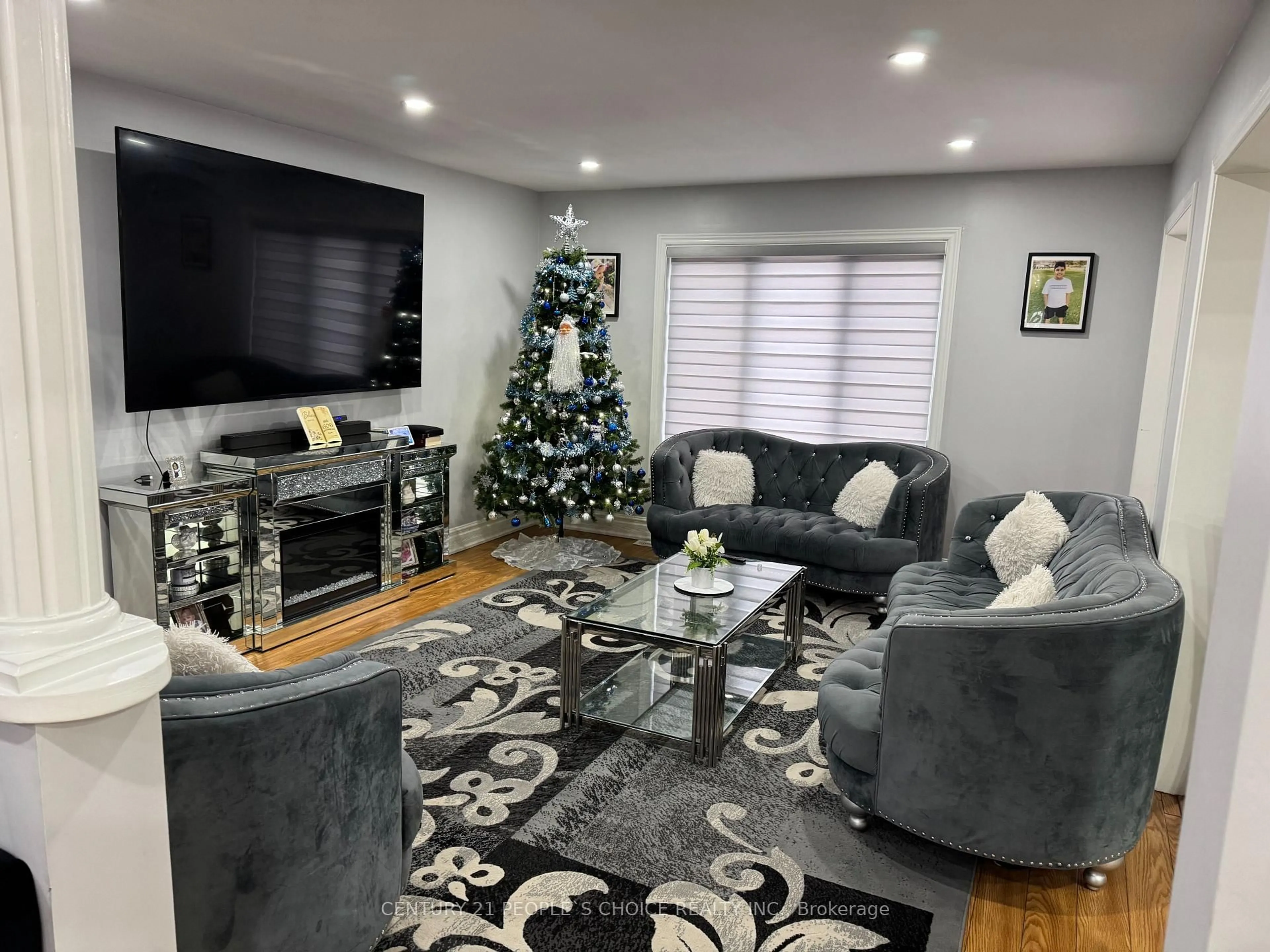 Living room with furniture, unknown for 8 Bayridge Dr, Brampton Ontario L6P 2H8