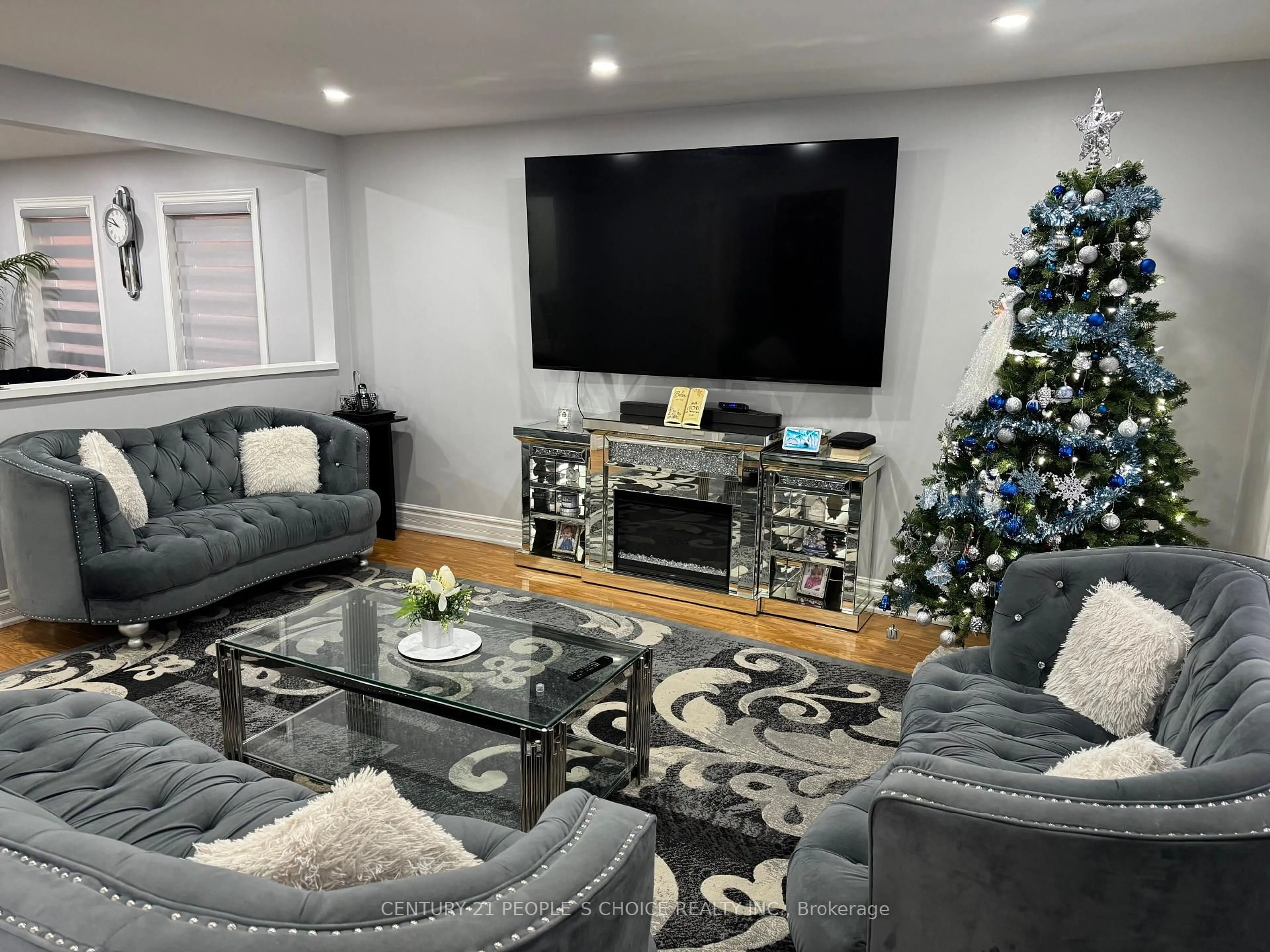 Living room with furniture, unknown for 8 Bayridge Dr, Brampton Ontario L6P 2H8