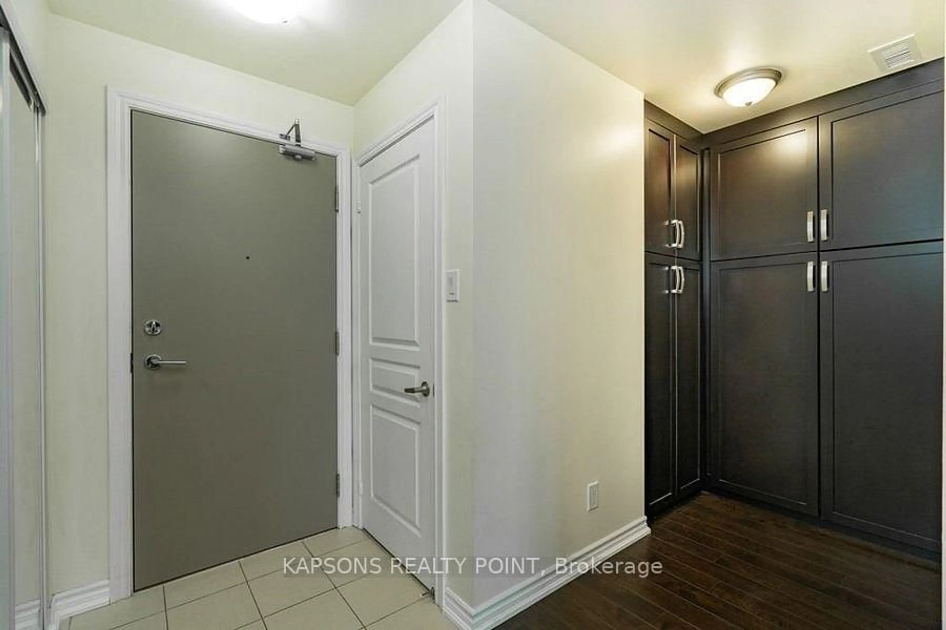 Indoor entryway for 3525 Kariya Dr #2108, Mississauga Ontario L5B 0C2