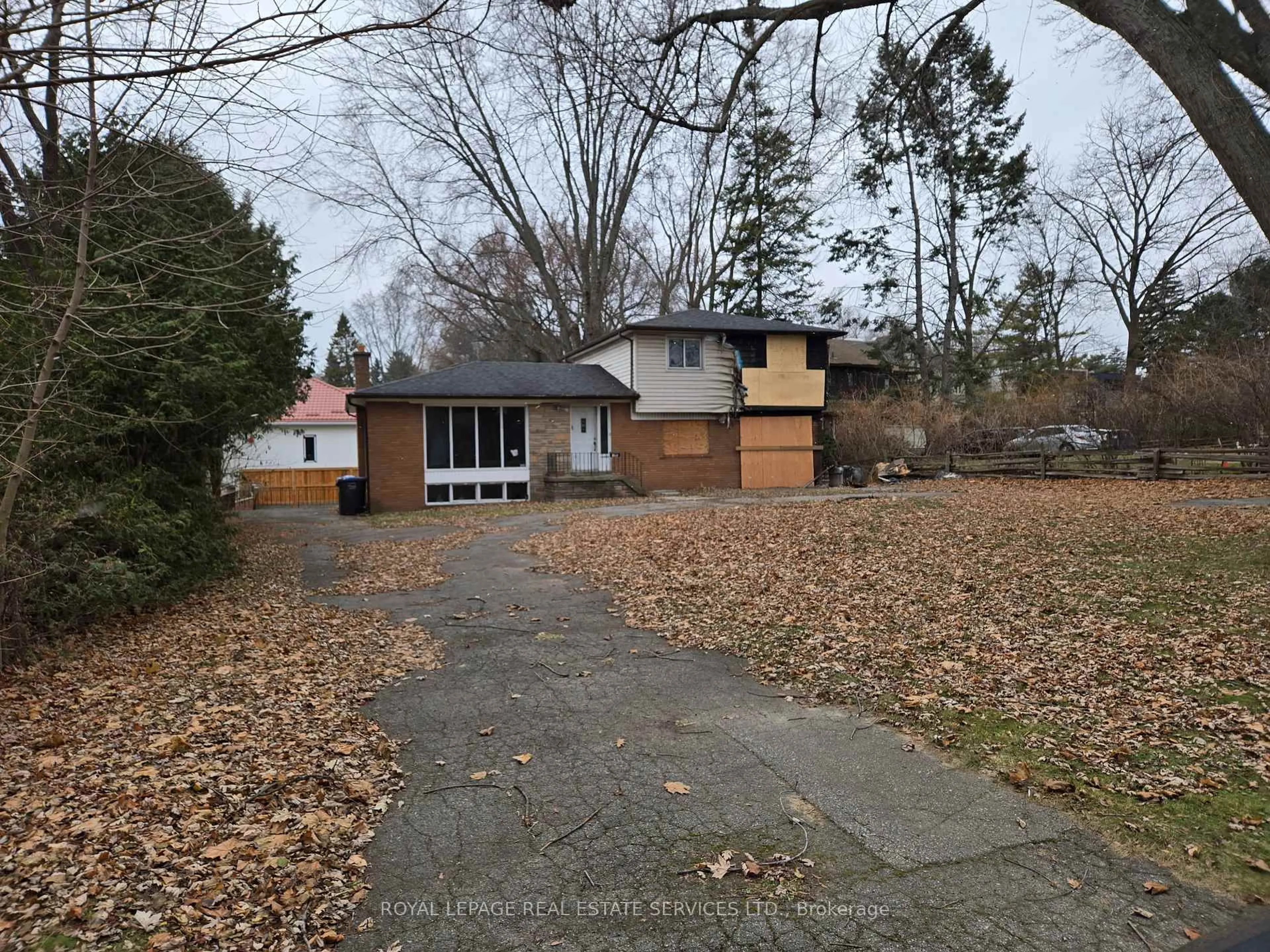 A pic from outside/outdoor area/front of a property/back of a property/a pic from drone, street for 1152 Mississauga Rd, Mississauga Ontario L5H 2J2