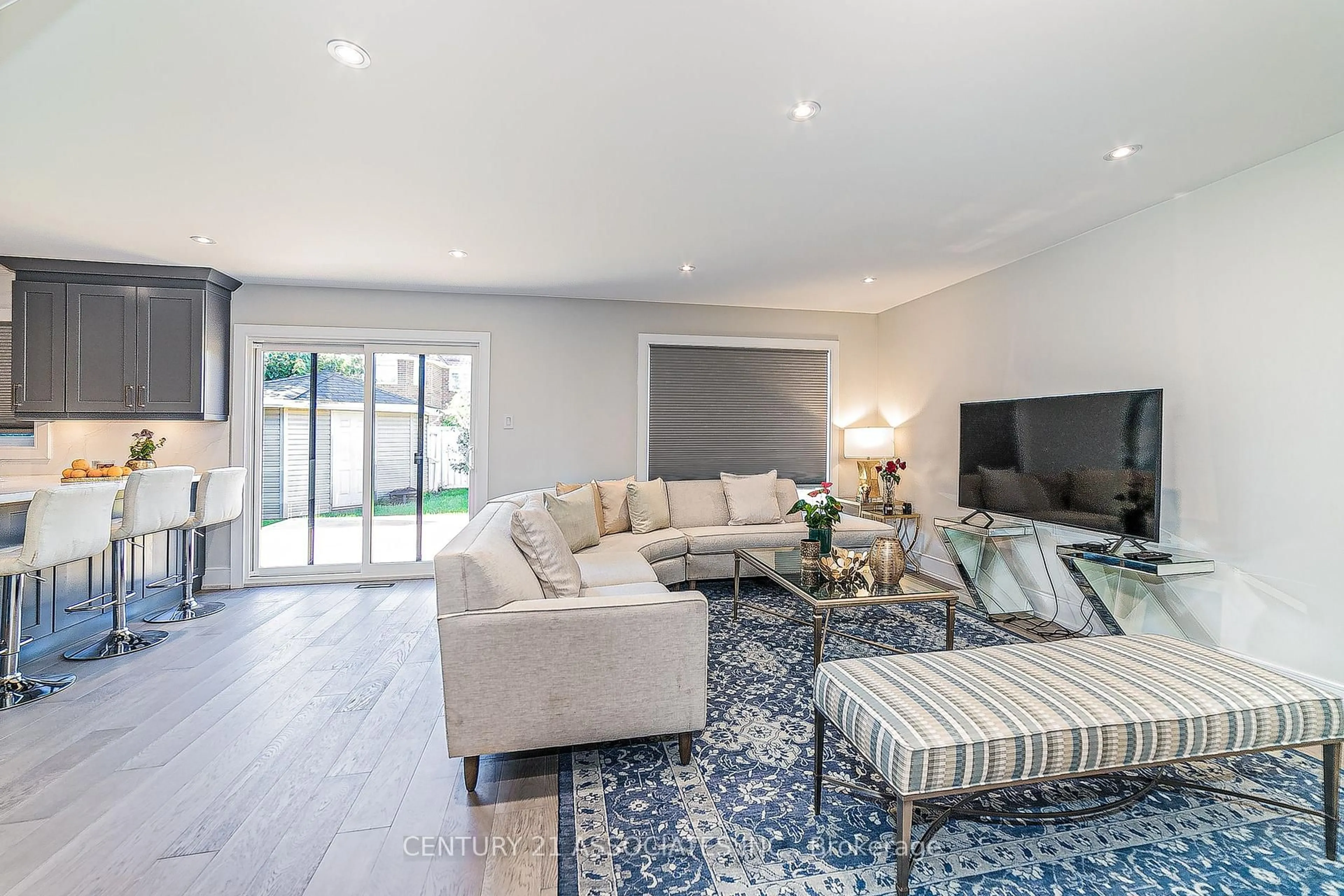 Living room with furniture, unknown for 6255 Mccracken Dr, Mississauga Ontario L5V 1X9