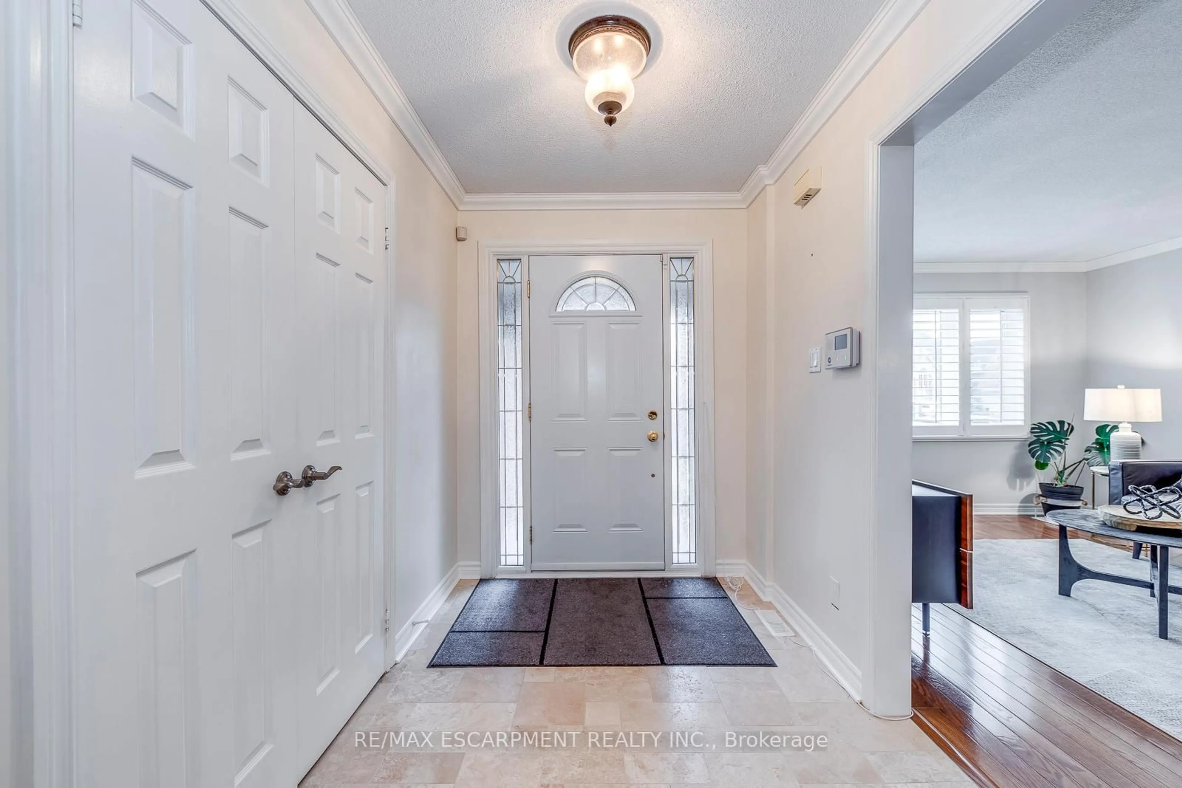 Indoor entryway for 2161 Grenville Dr, Oakville Ontario L6H 4X1