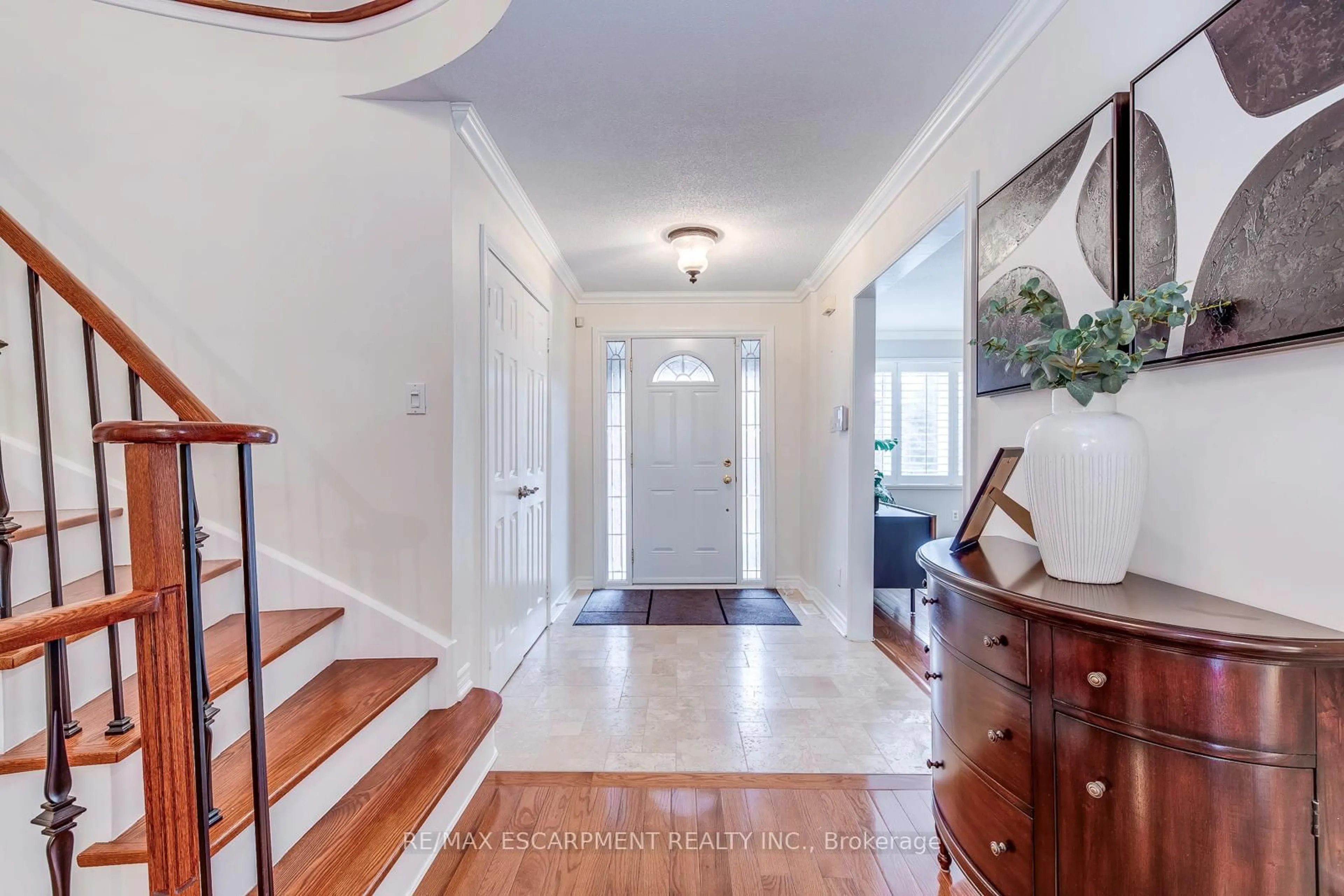 Indoor entryway for 2161 Grenville Dr, Oakville Ontario L6H 4X1