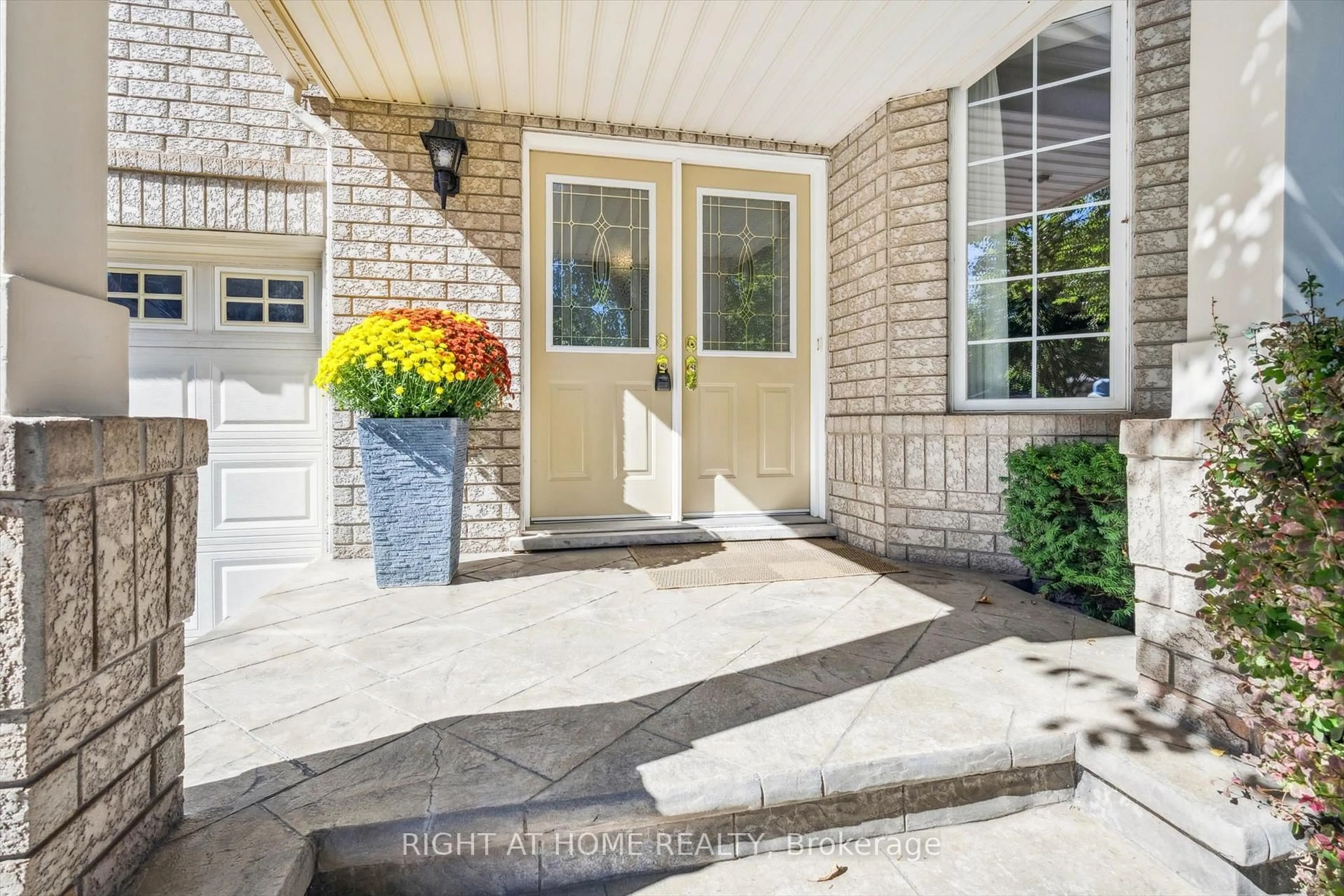 Indoor entryway for 1413 Pinecliff Rd, Oakville Ontario L6M 3Z2