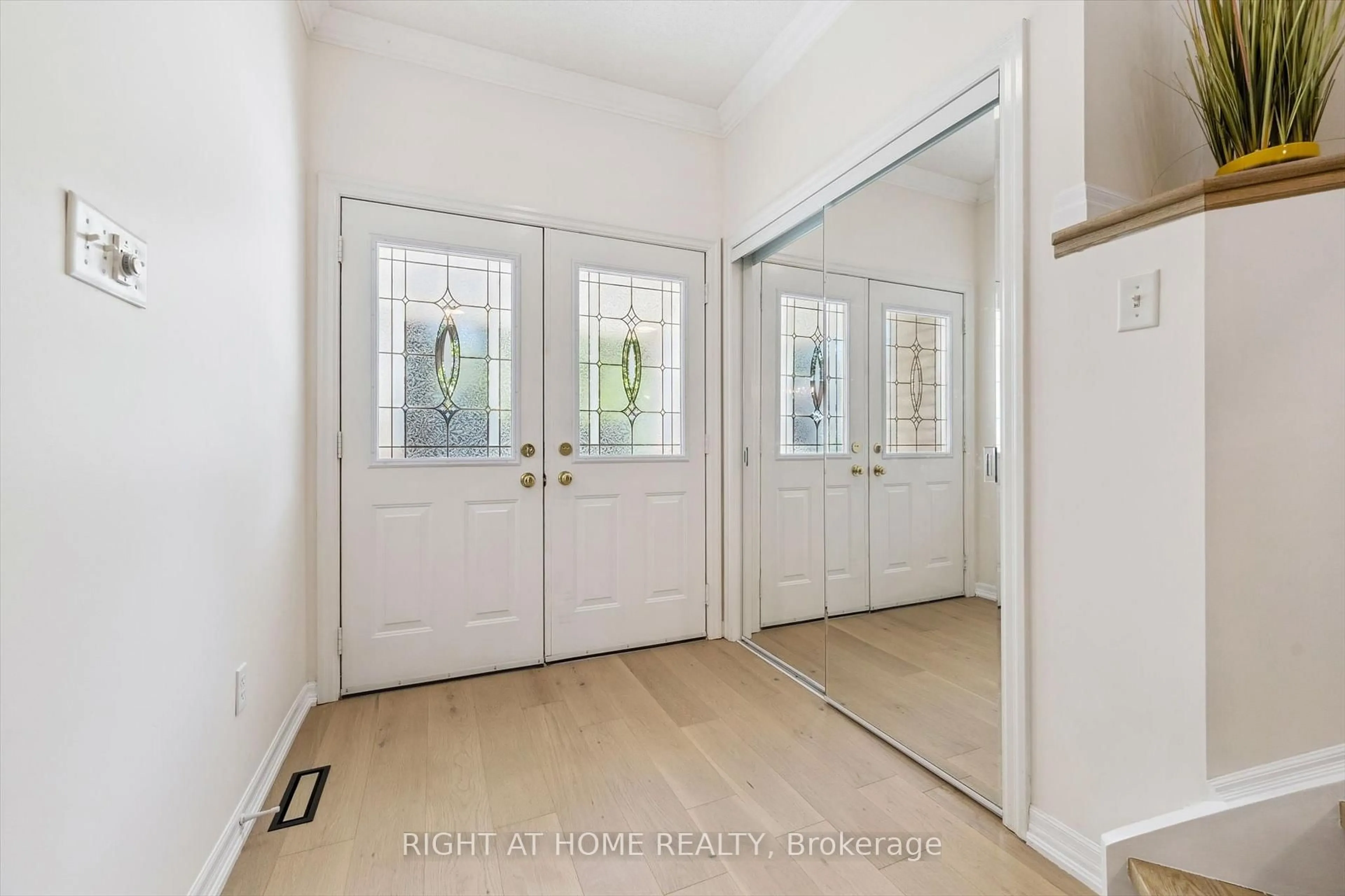 Indoor entryway for 1413 Pinecliff Rd, Oakville Ontario L6M 3Z2