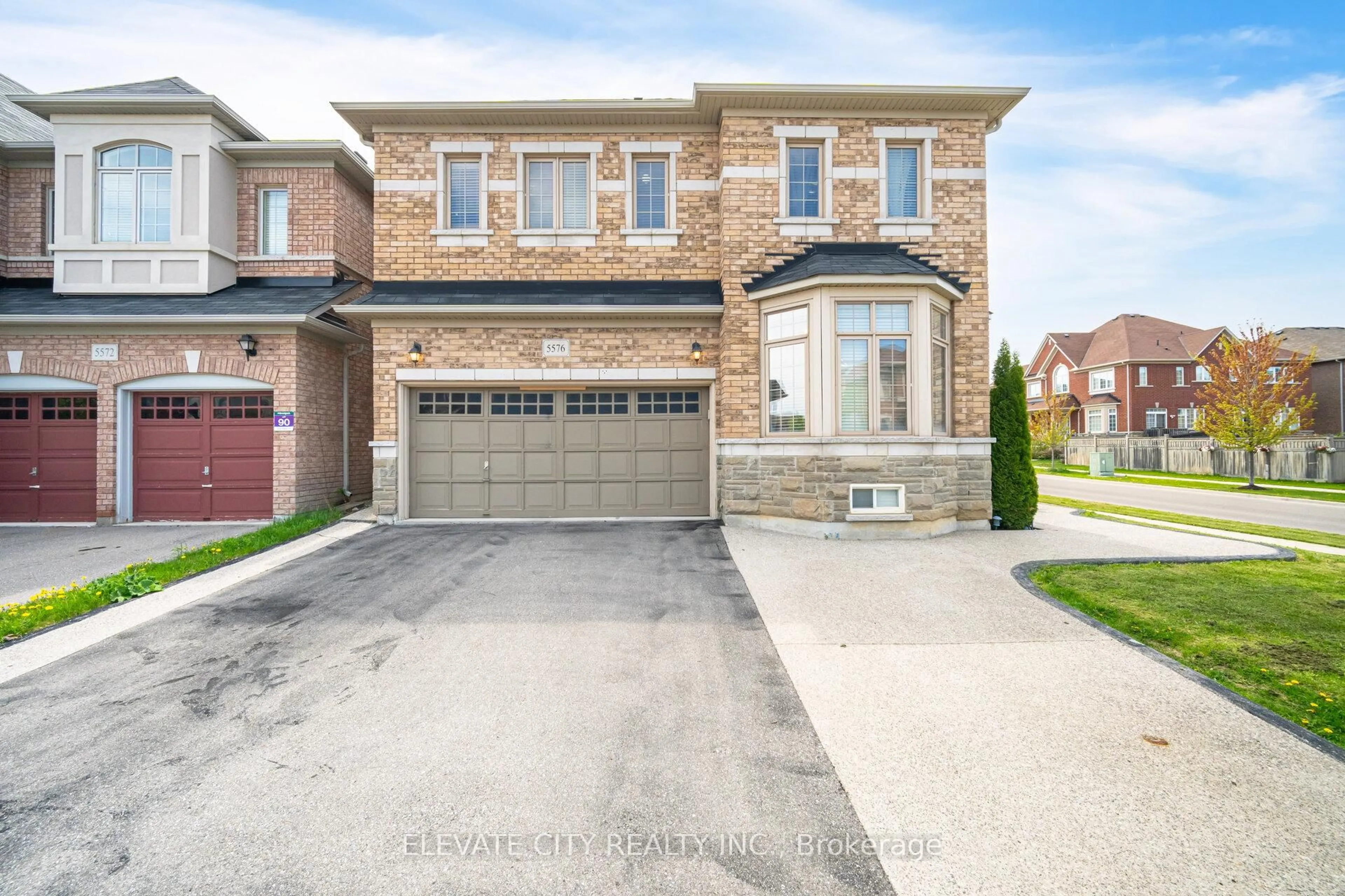 Home with brick exterior material, street for 5576 Ethan Dr, Mississauga Ontario L5M 0W1