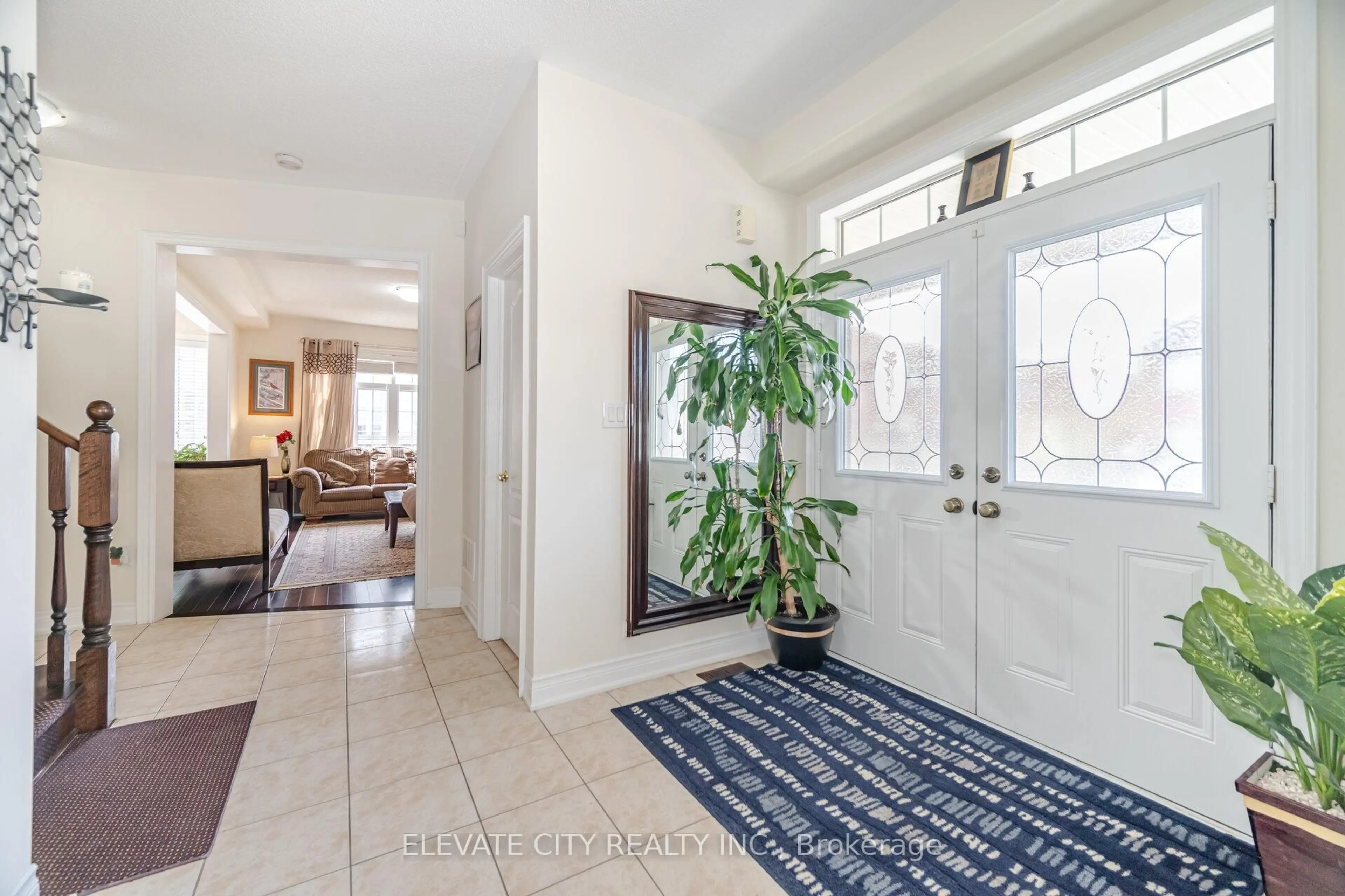 Indoor entryway for 5576 Ethan Dr, Mississauga Ontario L5M 0W1