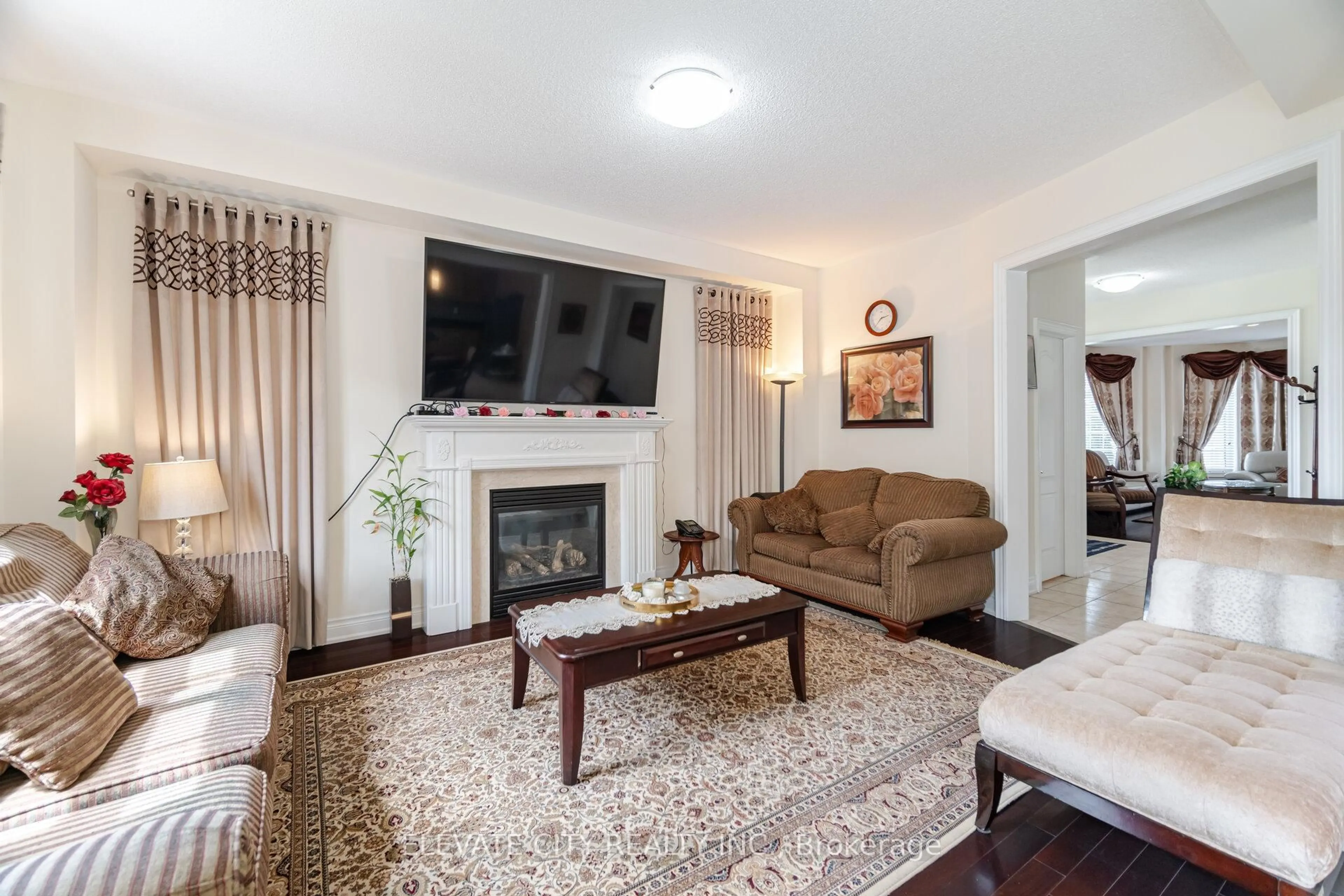 Living room with furniture, unknown for 5576 Ethan Dr, Mississauga Ontario L5M 0W1