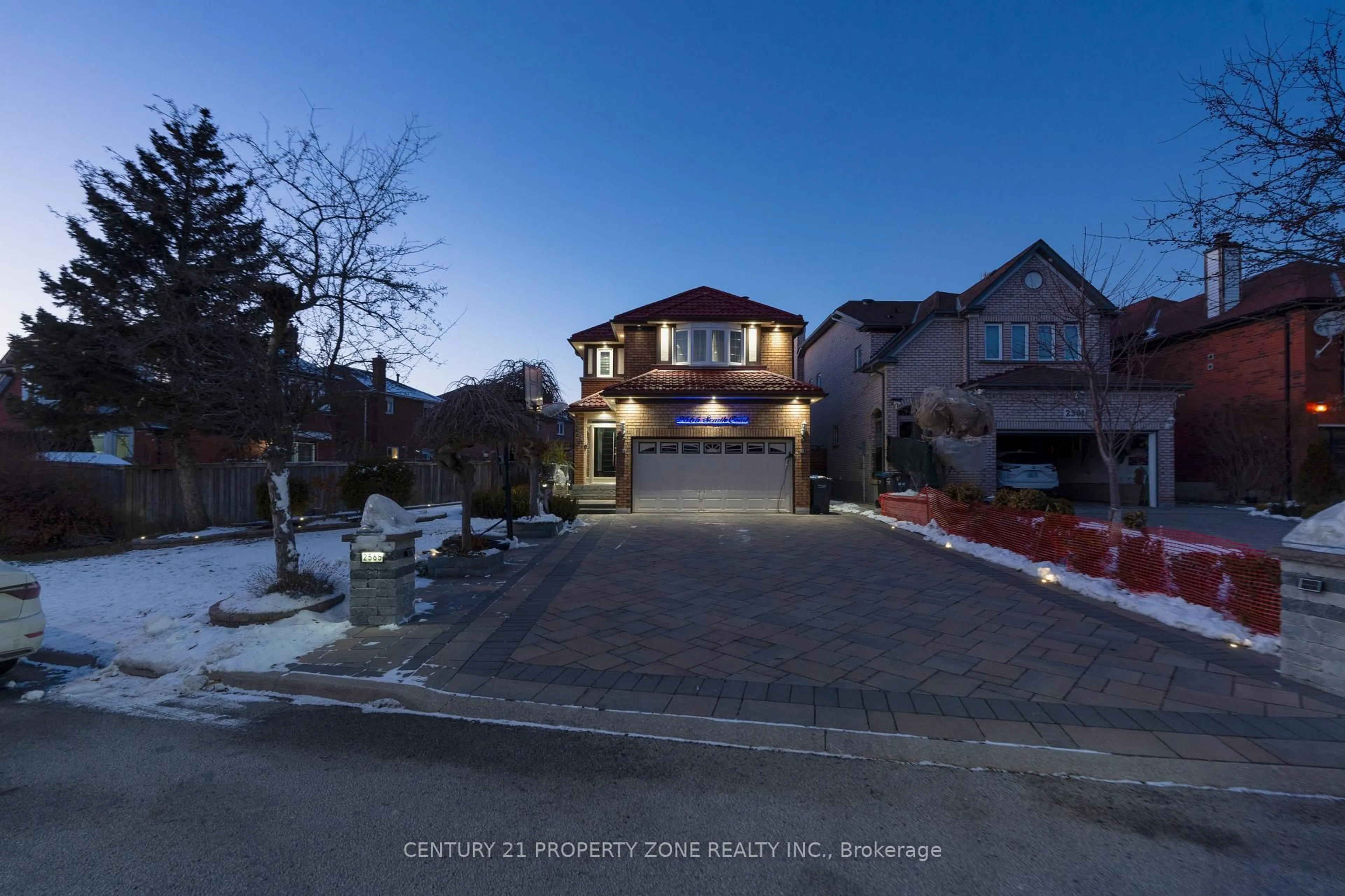 A pic from outside/outdoor area/front of a property/back of a property/a pic from drone, street for 2565 Scarth Crt, Mississauga Ontario L5M 5L2
