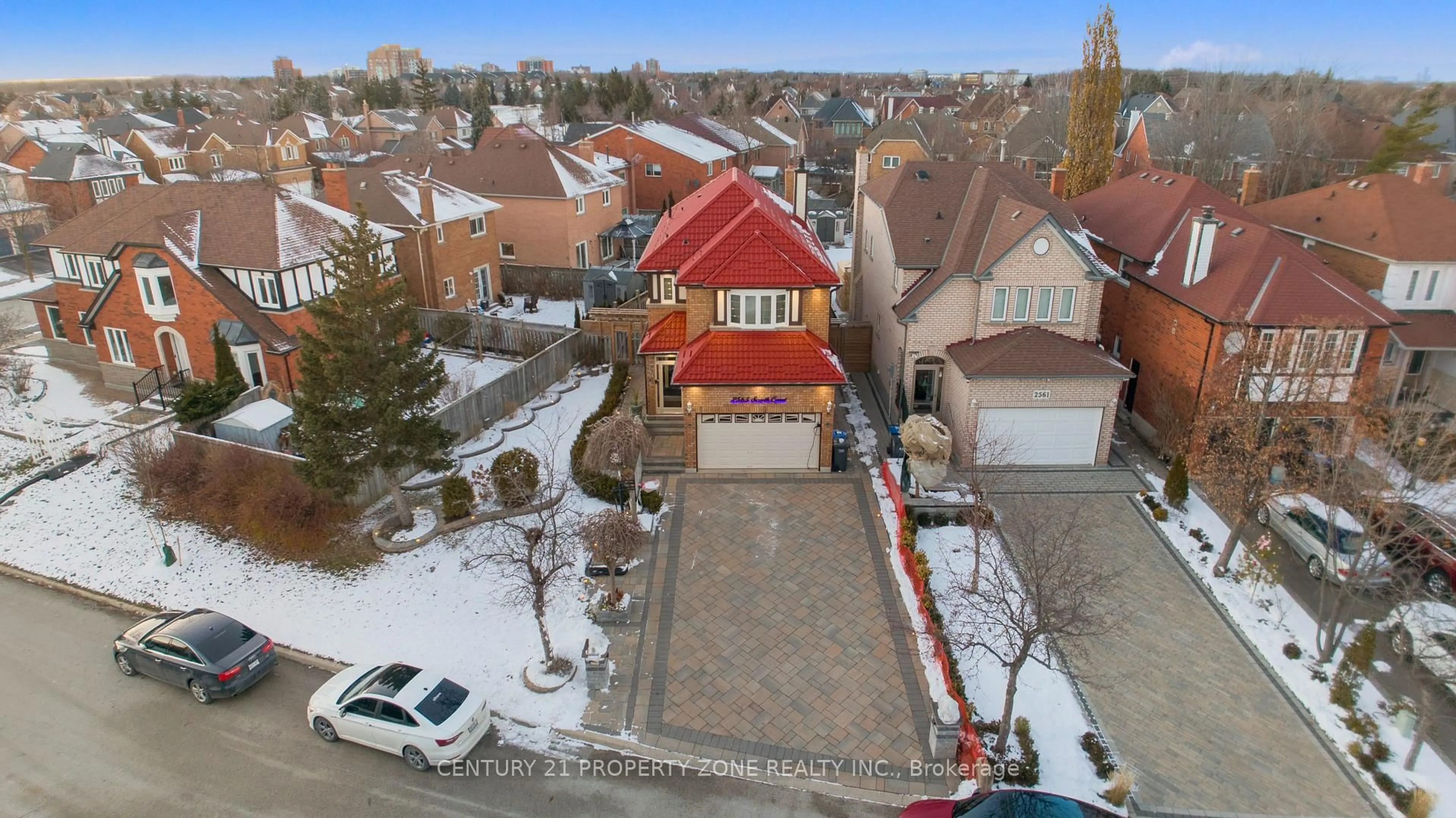 A pic from outside/outdoor area/front of a property/back of a property/a pic from drone, street for 2565 Scarth Crt, Mississauga Ontario L5M 5L2