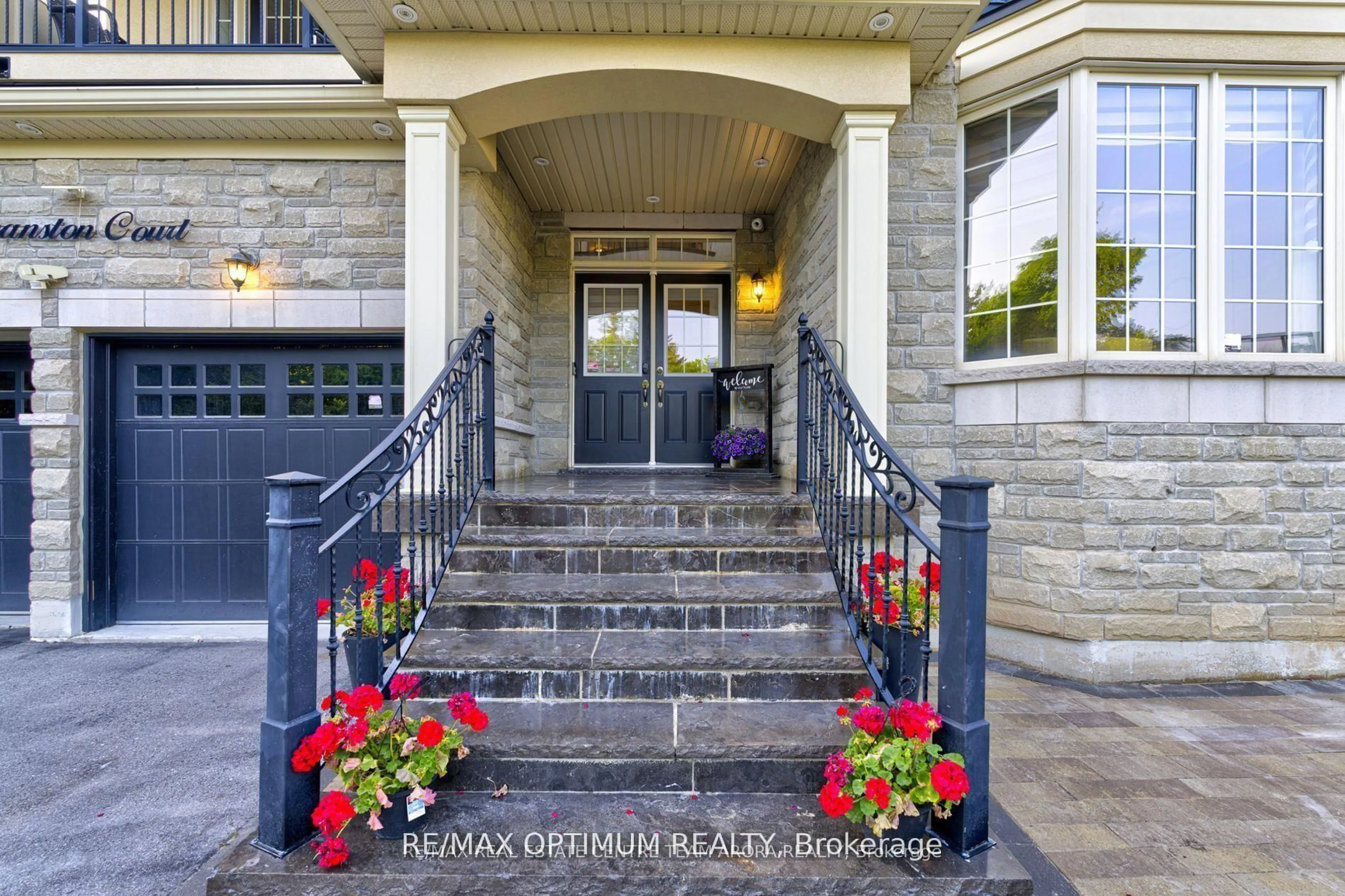 Indoor entryway for 18 Deanston Crt, Brampton Ontario L6X 2Z7