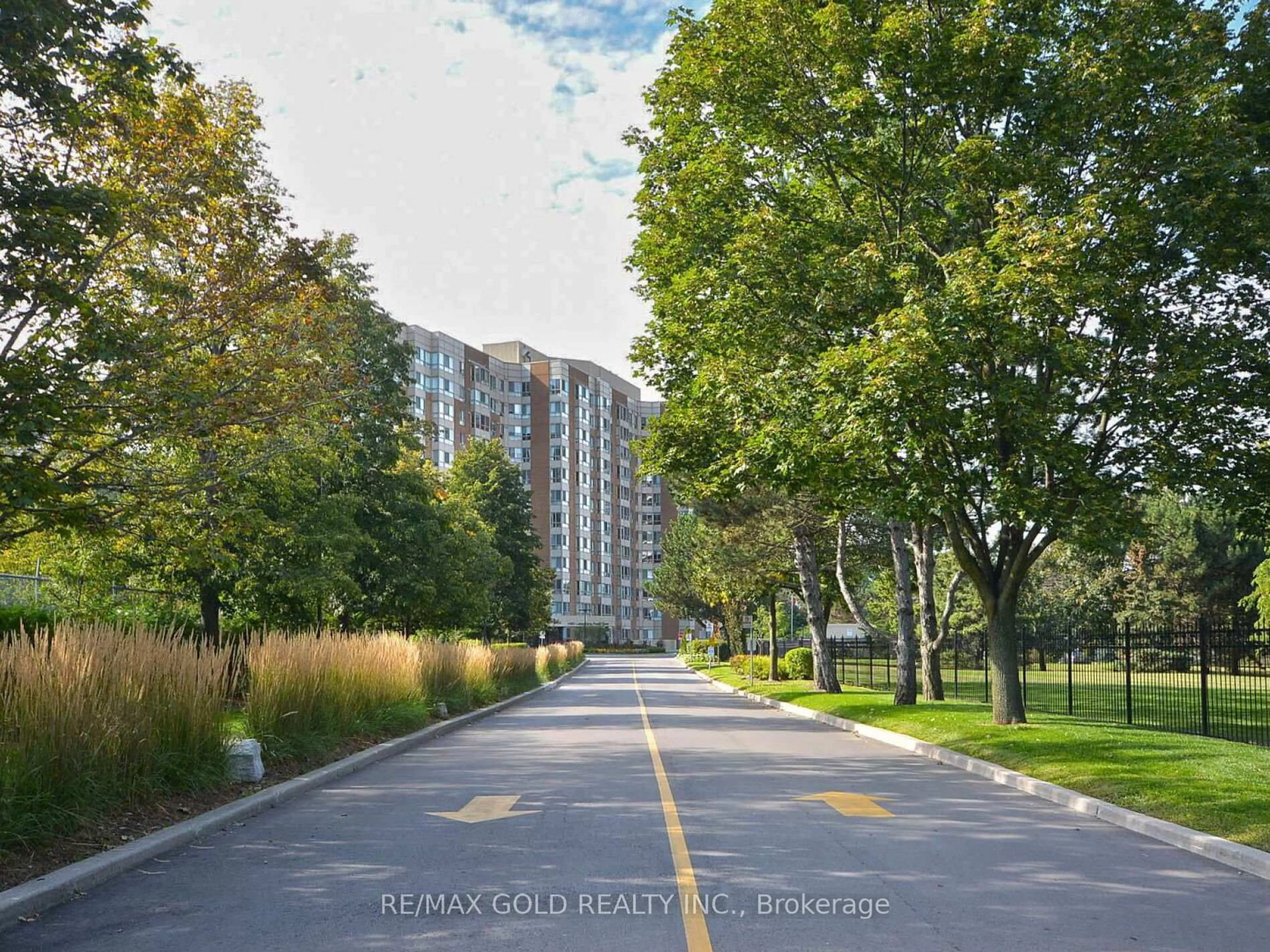 A pic from outside/outdoor area/front of a property/back of a property/a pic from drone, street for 1485 Lakeshore Rd #416, Mississauga Ontario L5E 3G2