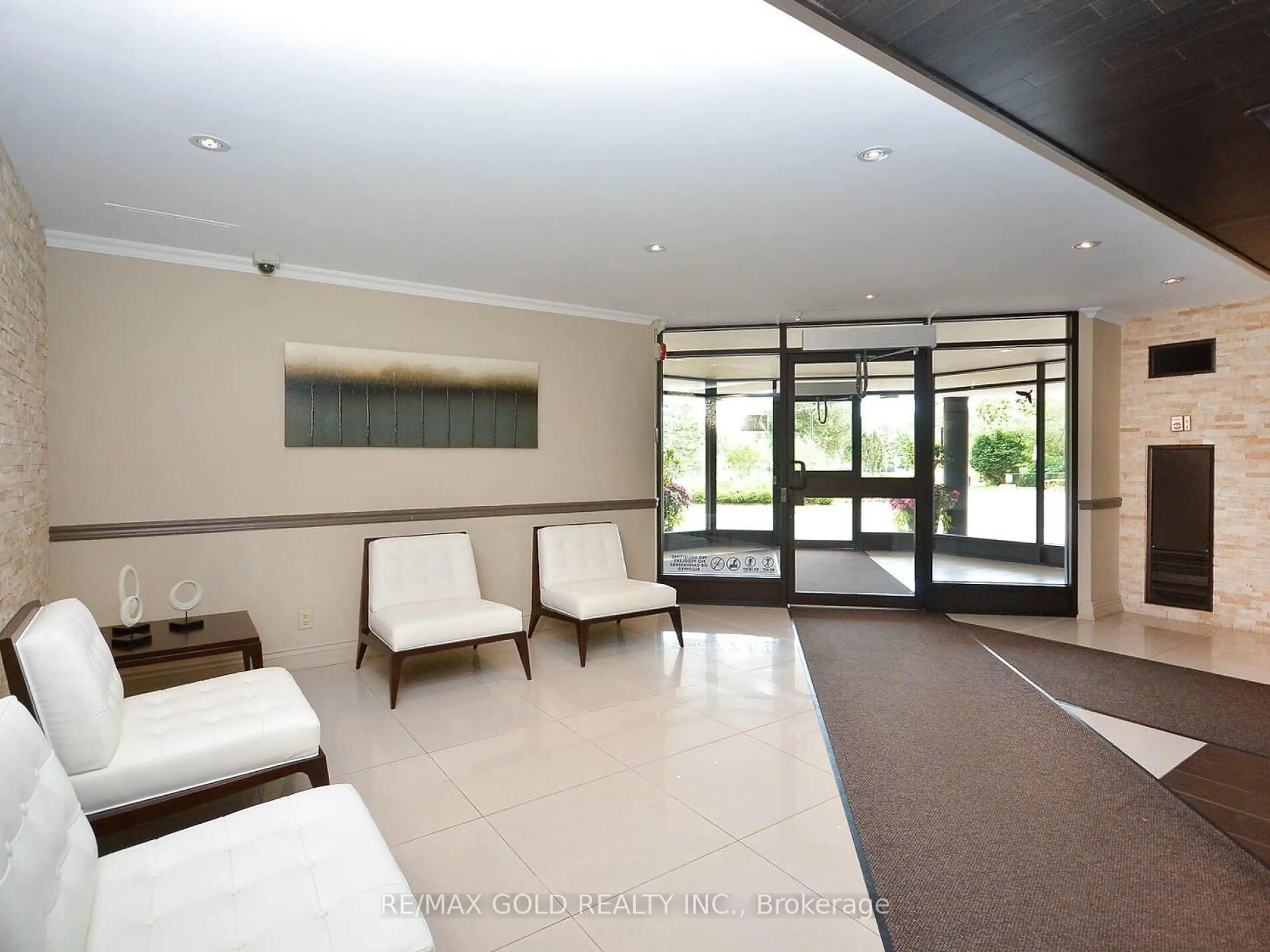 Indoor foyer for 1485 Lakeshore Rd #416, Mississauga Ontario L5E 3G2